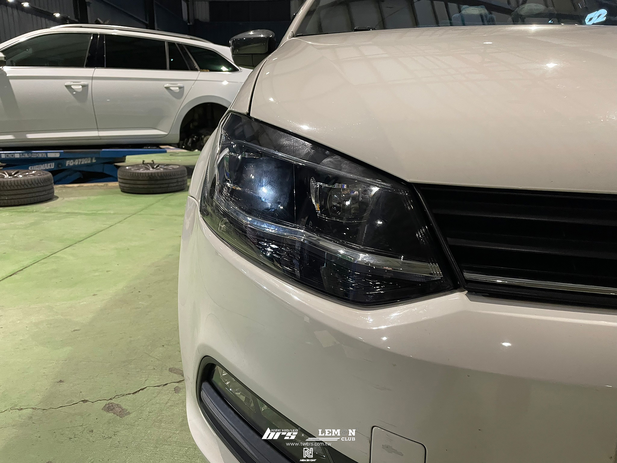 Volkswagen Polo 安裝 類AW大燈總成