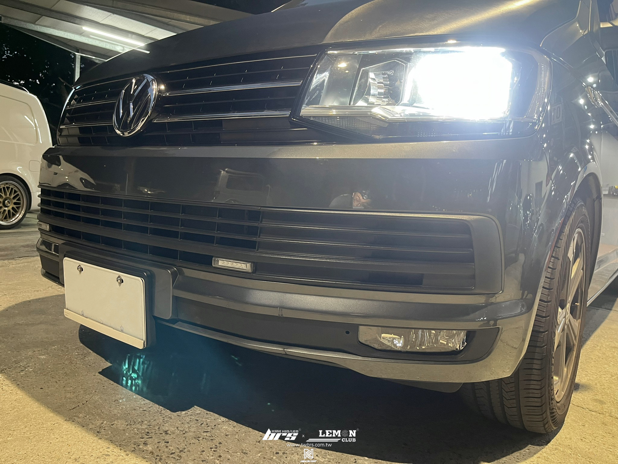 Volkswagen T6 安裝 副廠霧燈總成