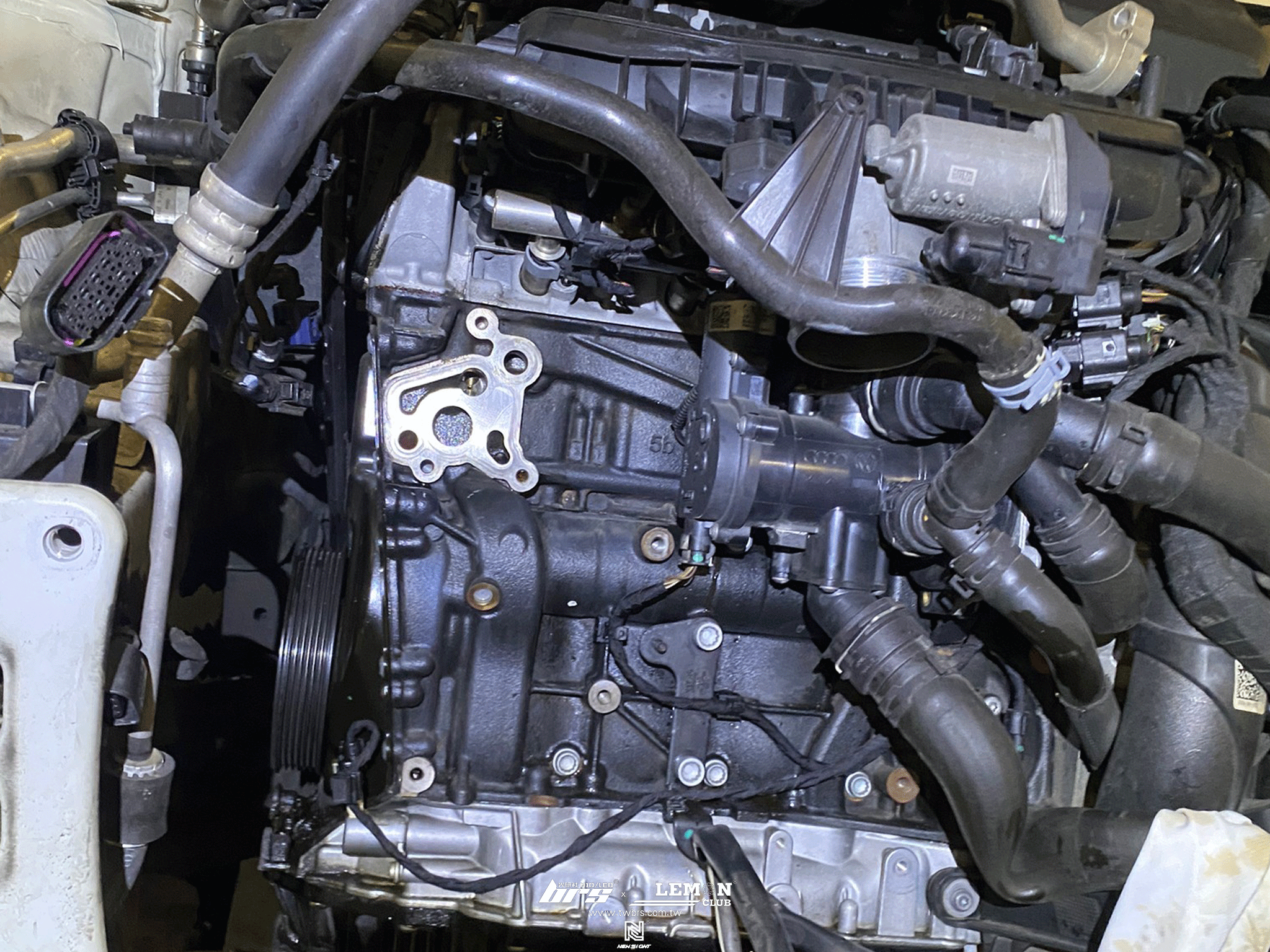 Skoda Superb 保養(機油冷卻器+墊片+機油芯座墊片+連接管帶墊圈+副水桶+副水桶蓋)