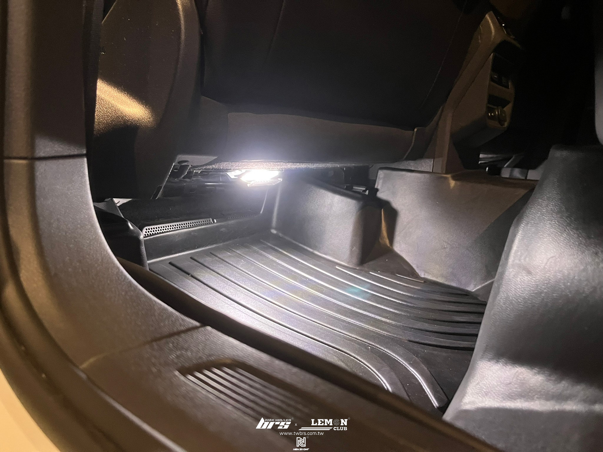 Volkswagen New Tiguan 安裝 腳窩燈