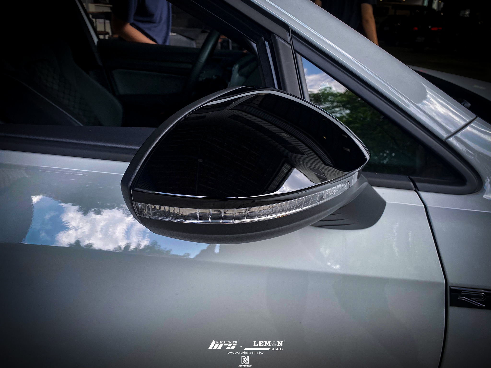 Volkswagen Golf 8 安裝 亮黑後視鏡蓋