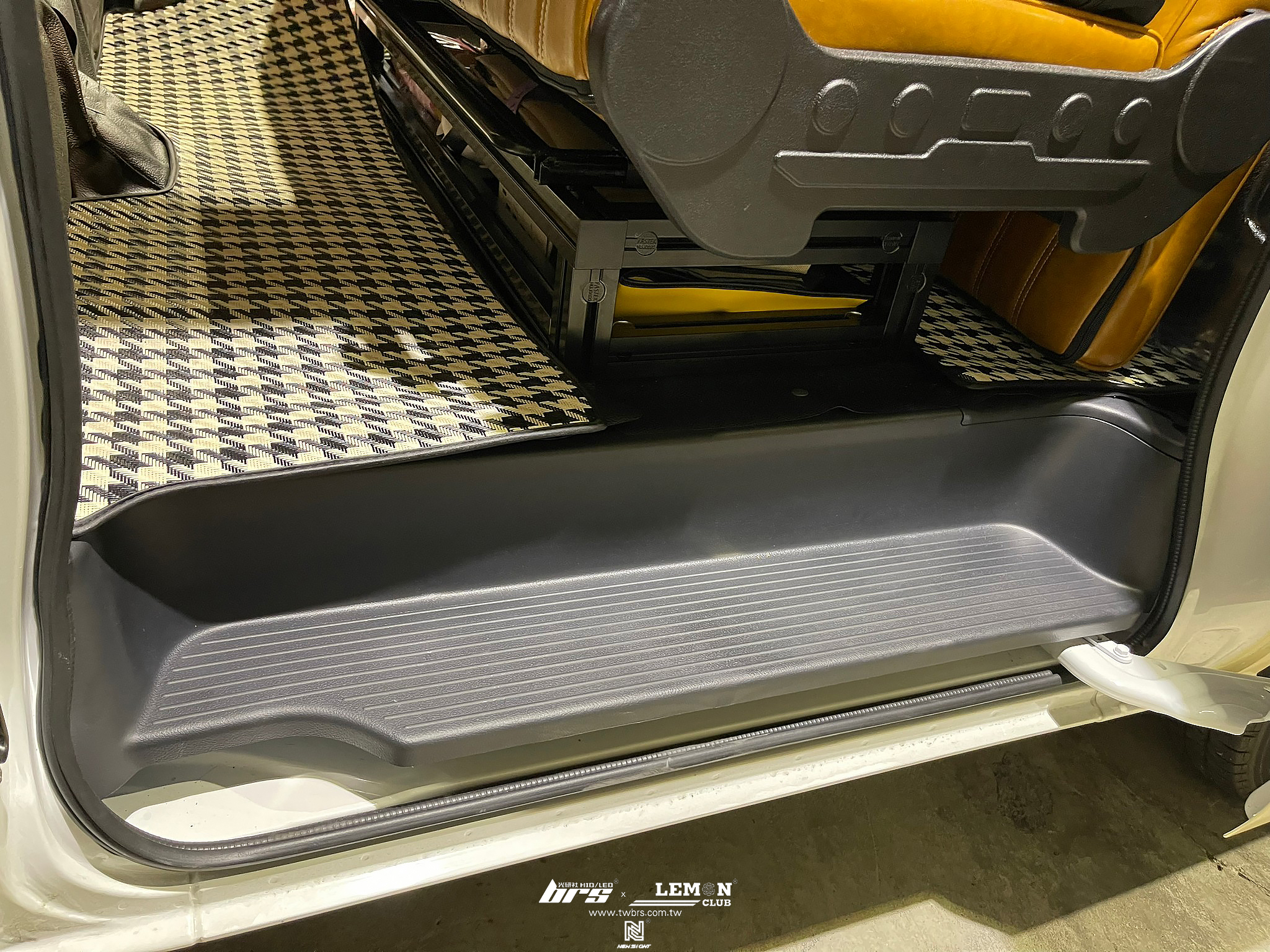 Toyota Town Ace 安裝 原廠型中門腳踏板