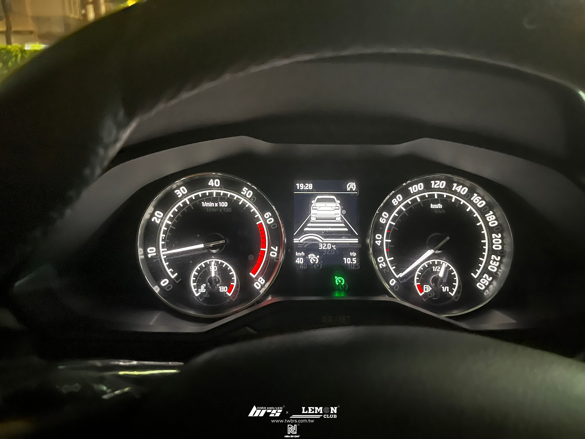 Skoda Superb 安裝  ACC主動巡航車距控制系統+後視鏡流水側燈+鍍鉻水箱罩