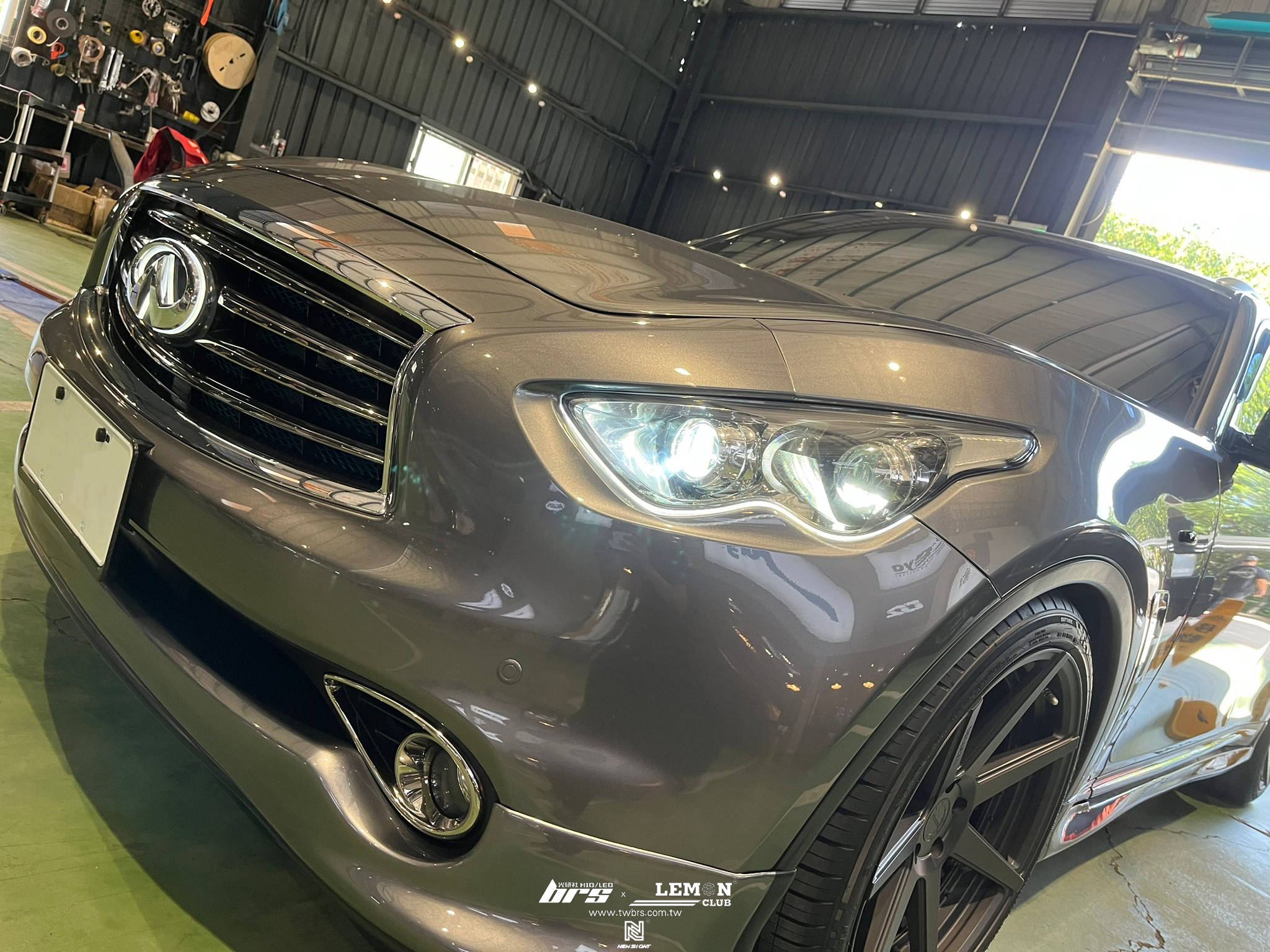 Infiniti FX35 安裝 更換HID燈泡+全車空力套件(前小包+側裙+後小包+尾翼)