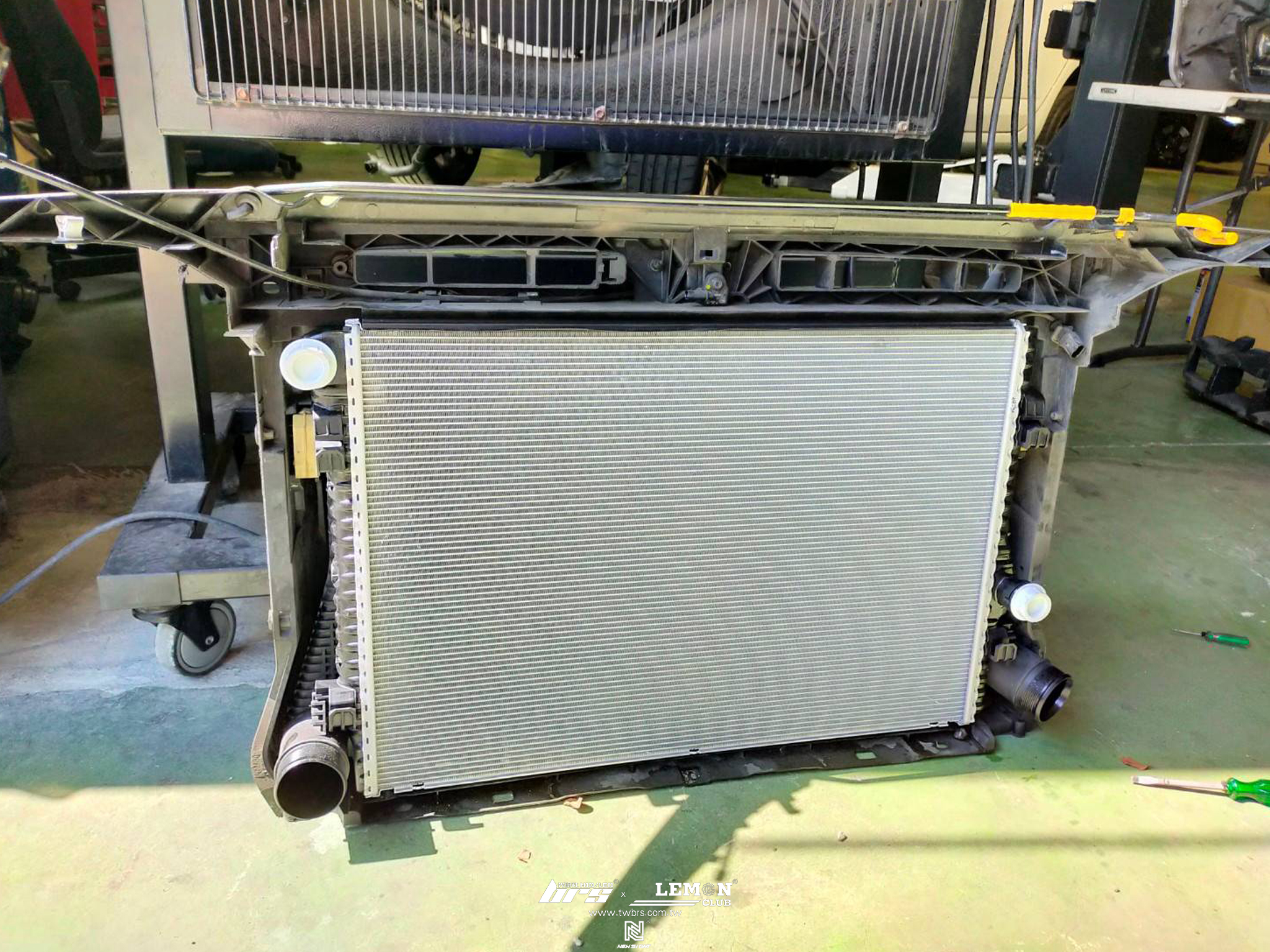 Skoda Octavia 安裝 小保養(Rheinol萊茵機油5W30+原廠機油芯+原廠洩油螺絲+原廠洩油螺絲墊片)+水箱更換