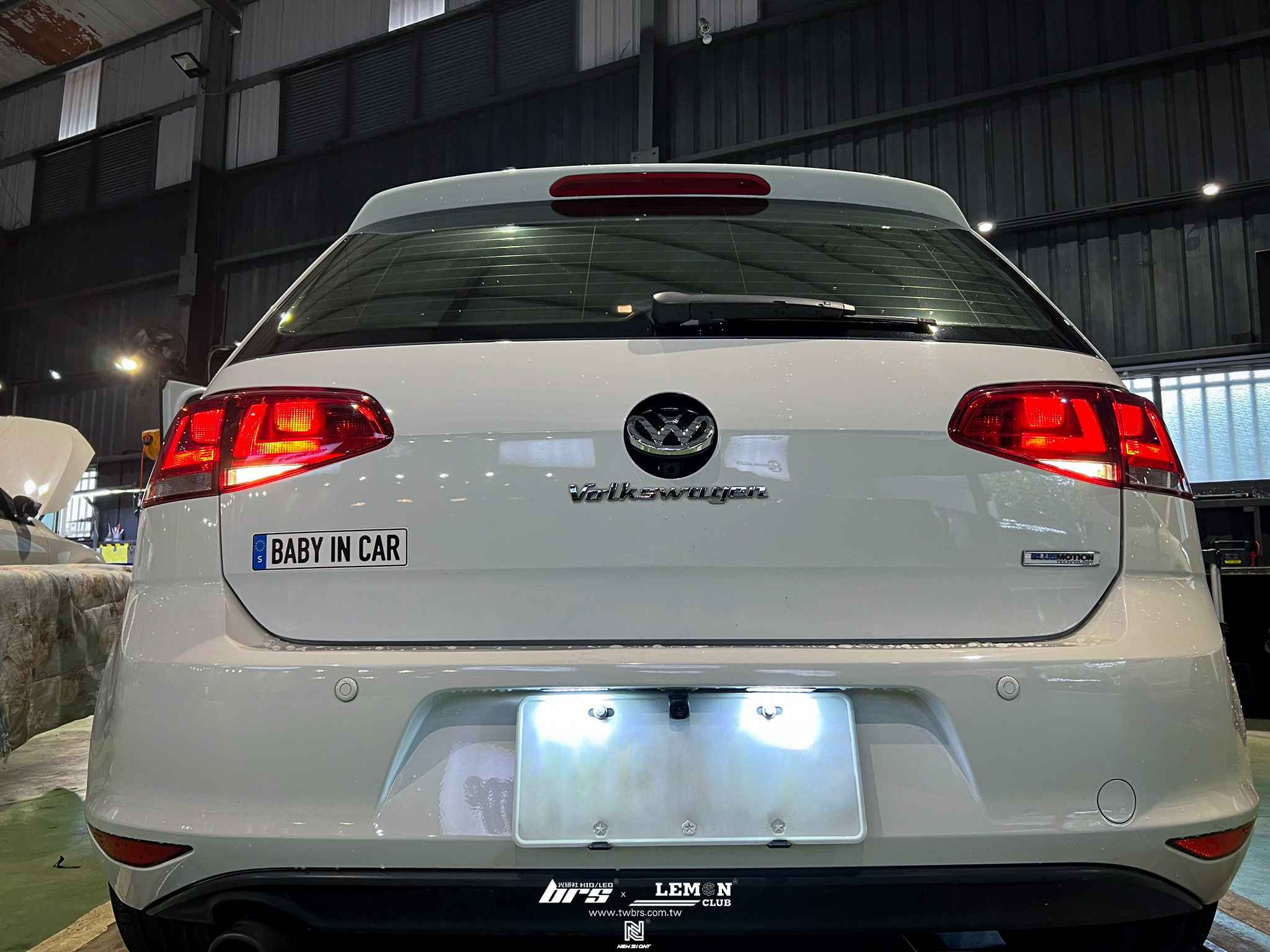 Volkswagen Golf 7 安裝 倒車翻蓋顯影鏡頭(無軌跡版)+牌照燈