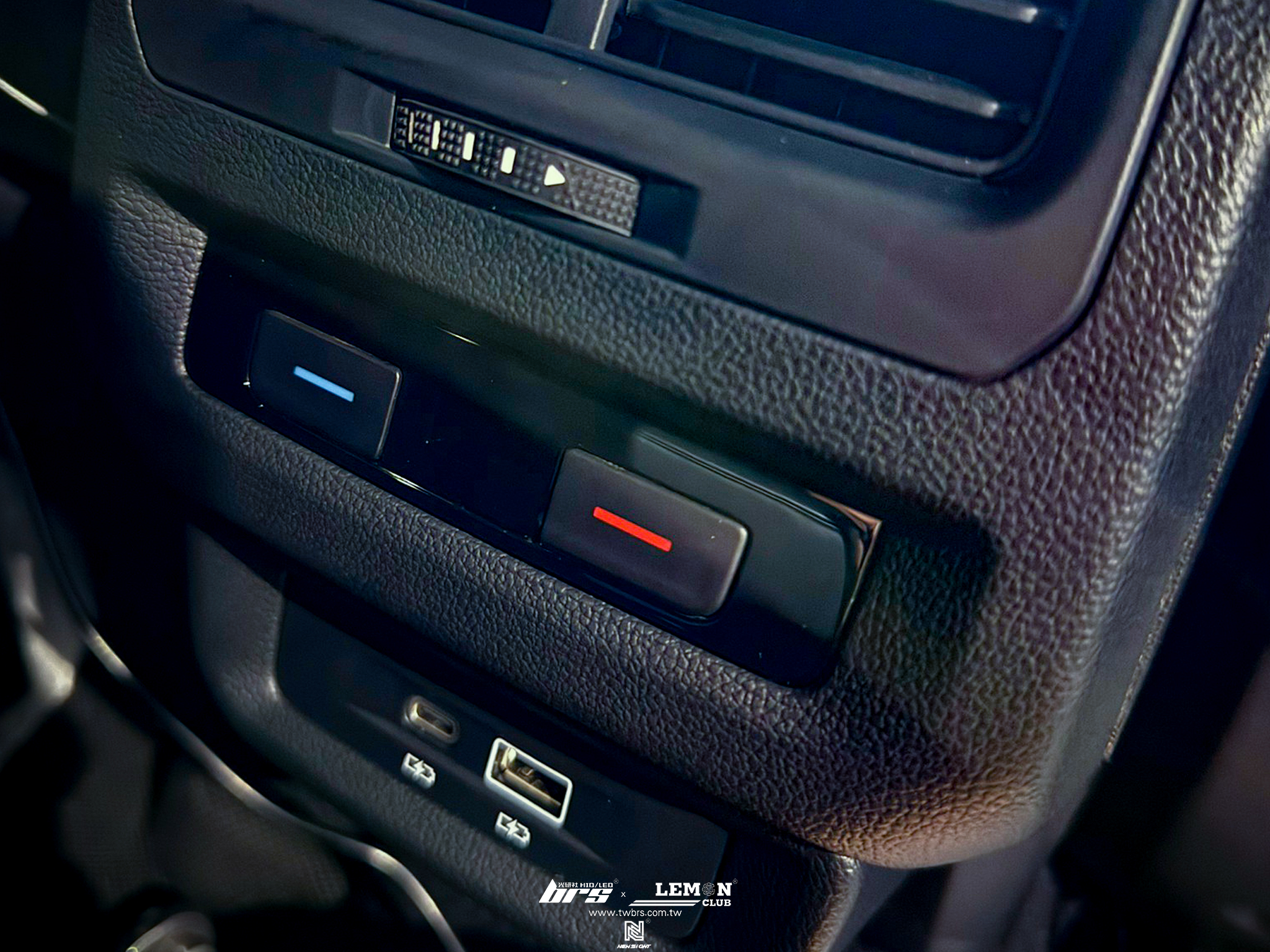 Volkswagen Touran 安裝 原廠後座USB充電座