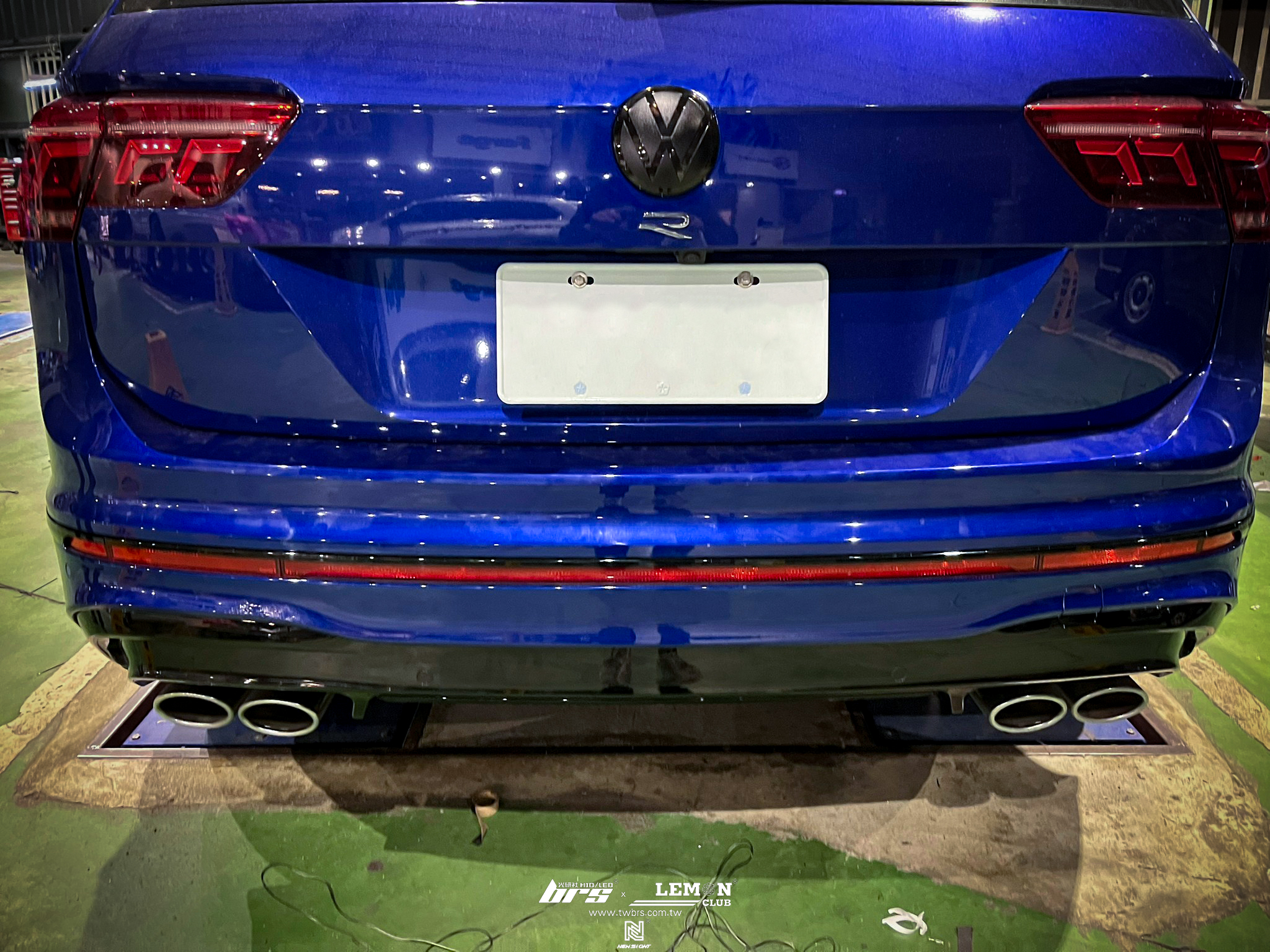 Volkswagen New Tiguan 安裝 四門浪板飾條烤漆+後下飾條烤漆+前黑標+後黑標+專用亮黑盲點後視鏡蓋+原廠亮黑水箱罩