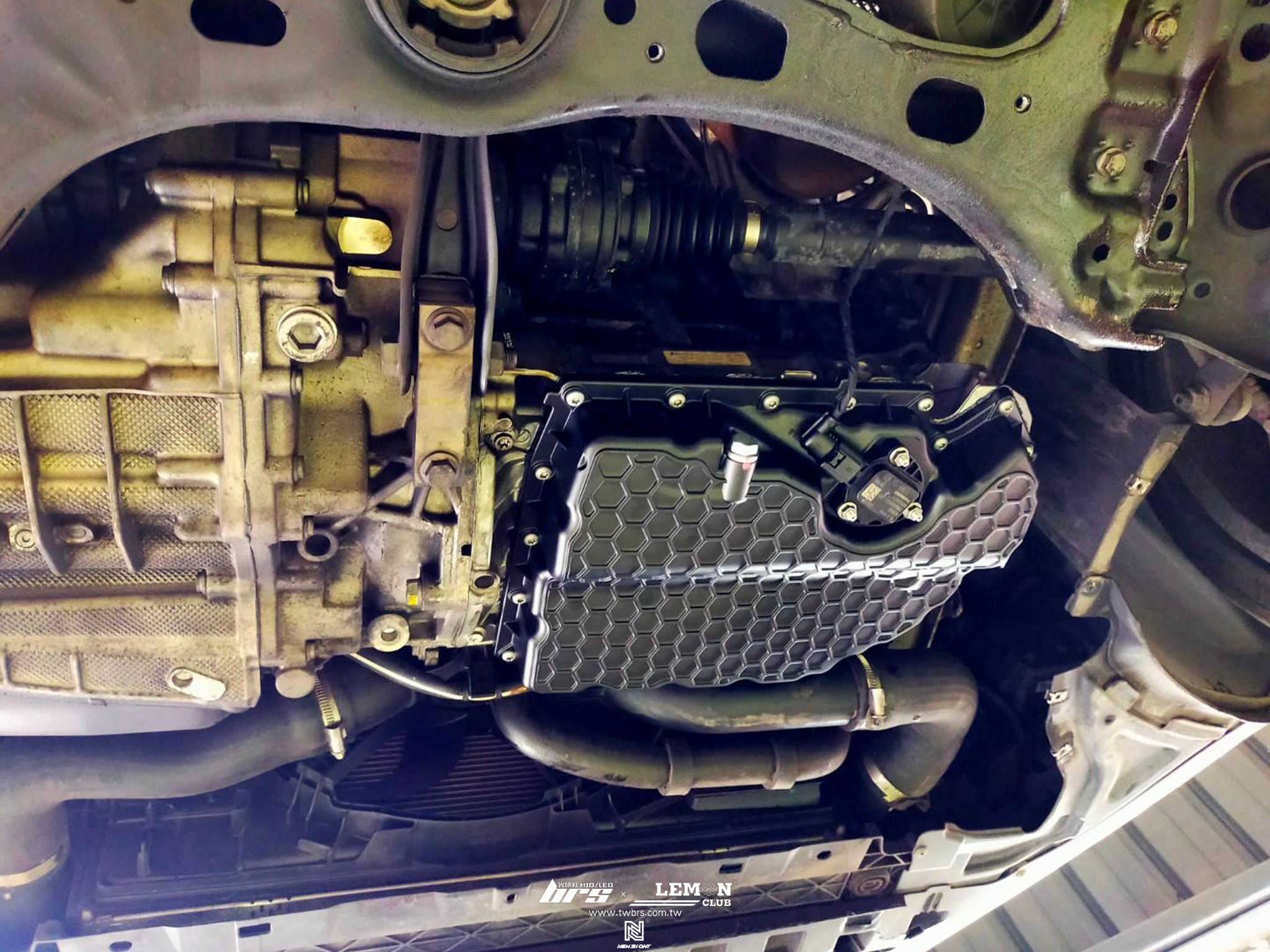 Skoda Octavia 保養(萊茵機油5W30+變速箱油+原廠變速箱油濾芯+正時側蓋更換(強化鋁合金)+EA888鋁合金原廠型油底殼+副水桶更換)