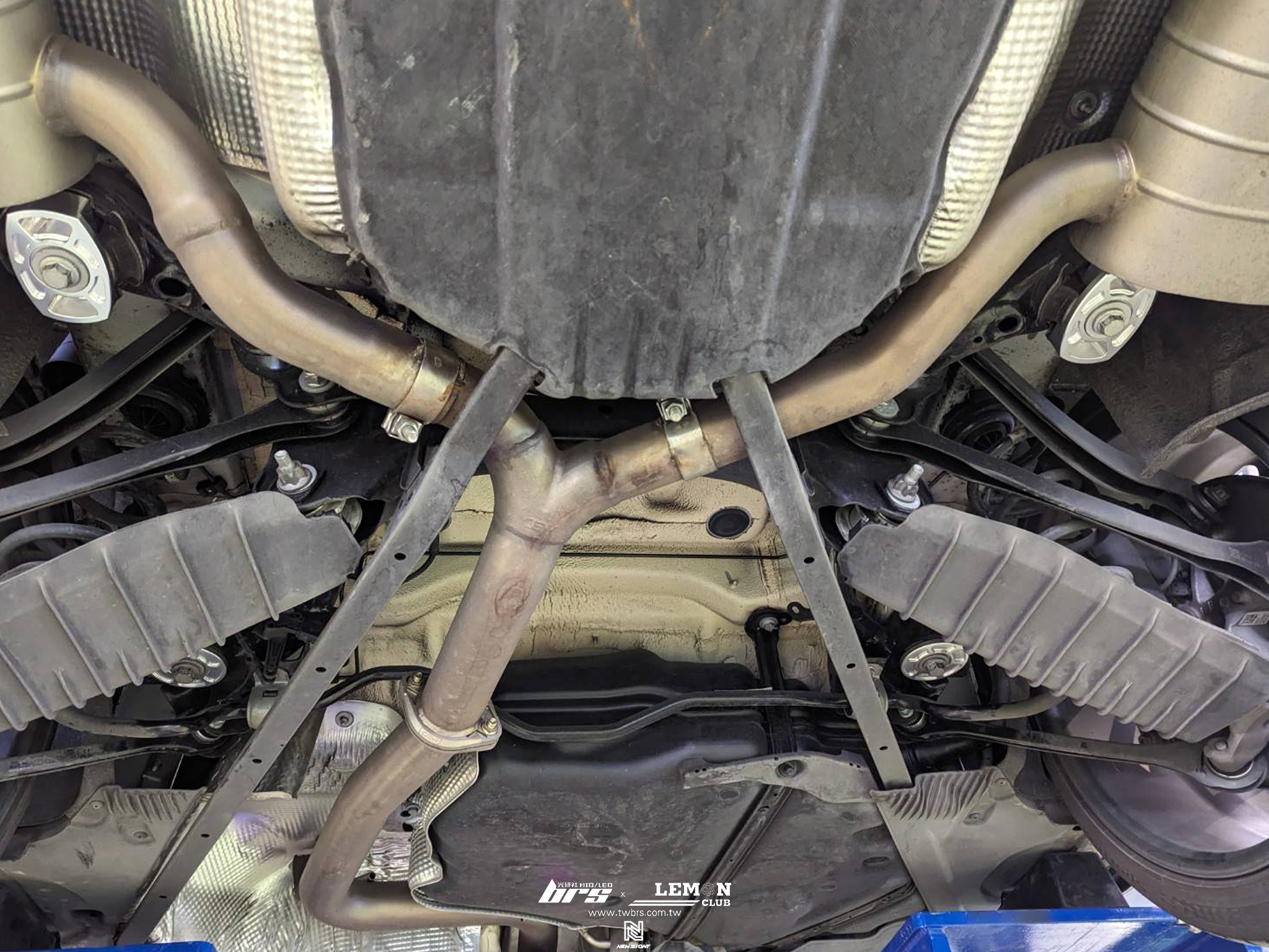 Audi A5 安裝 工字樑襯套+集氣箱+尾翼側標