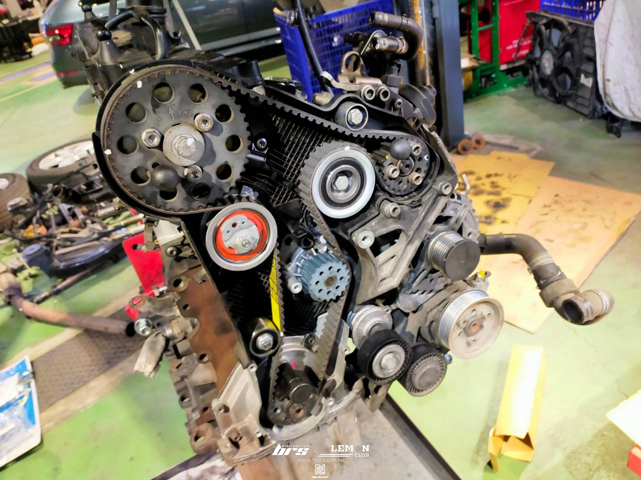 Volkswagen T5 保養(引擎大修(汽缸蓋整修+汽門頂桶更換+搖臂更換+活塞環更換)+KATE COOL變速箱冷卻器+柴油芯更換+正時皮帶更換+外皮帶更換)+HUNTER 3D電腦四輪定位