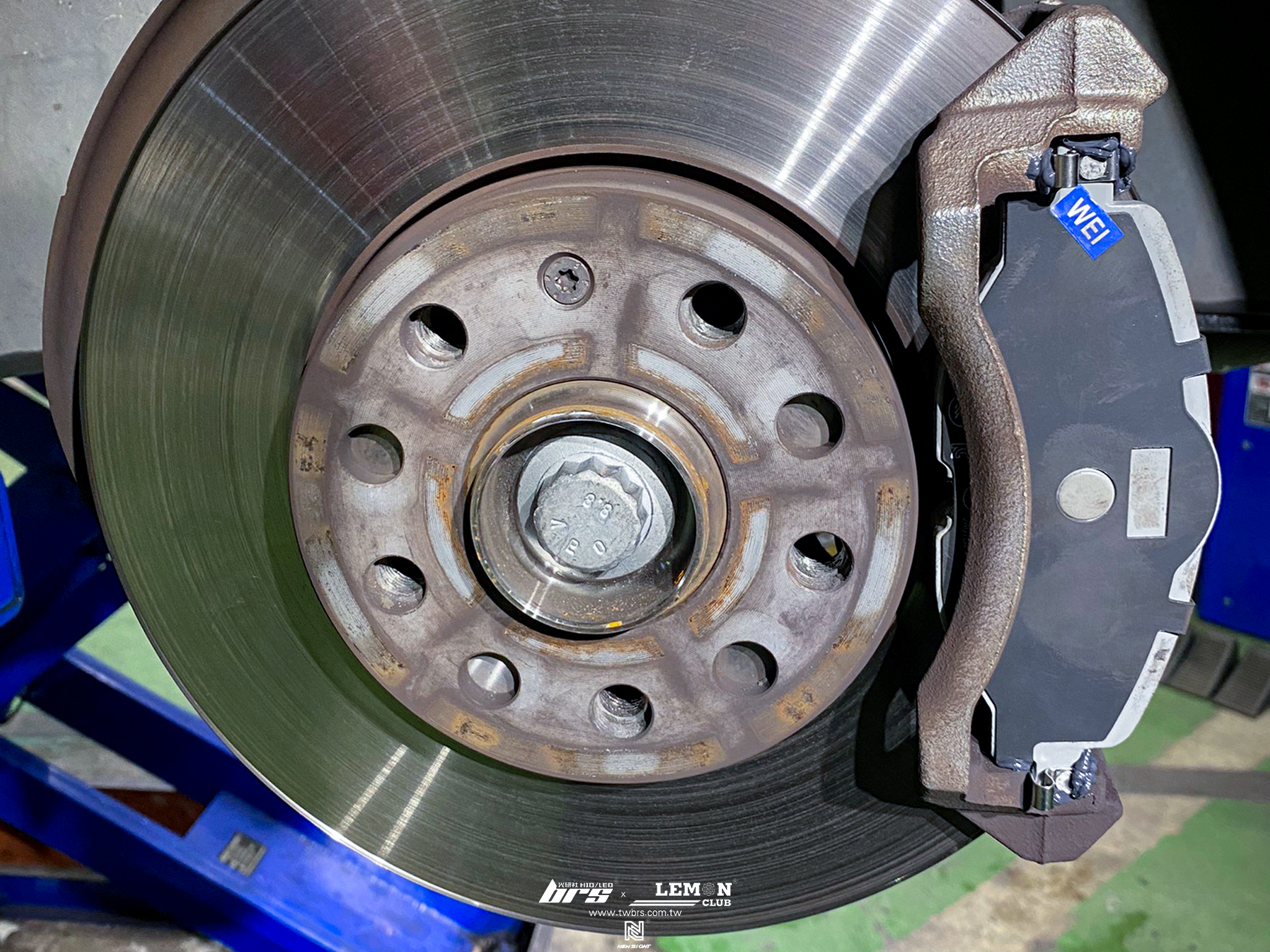 Volkswagen Golf 7.5 安裝 前Brembo來令片(黑皮)