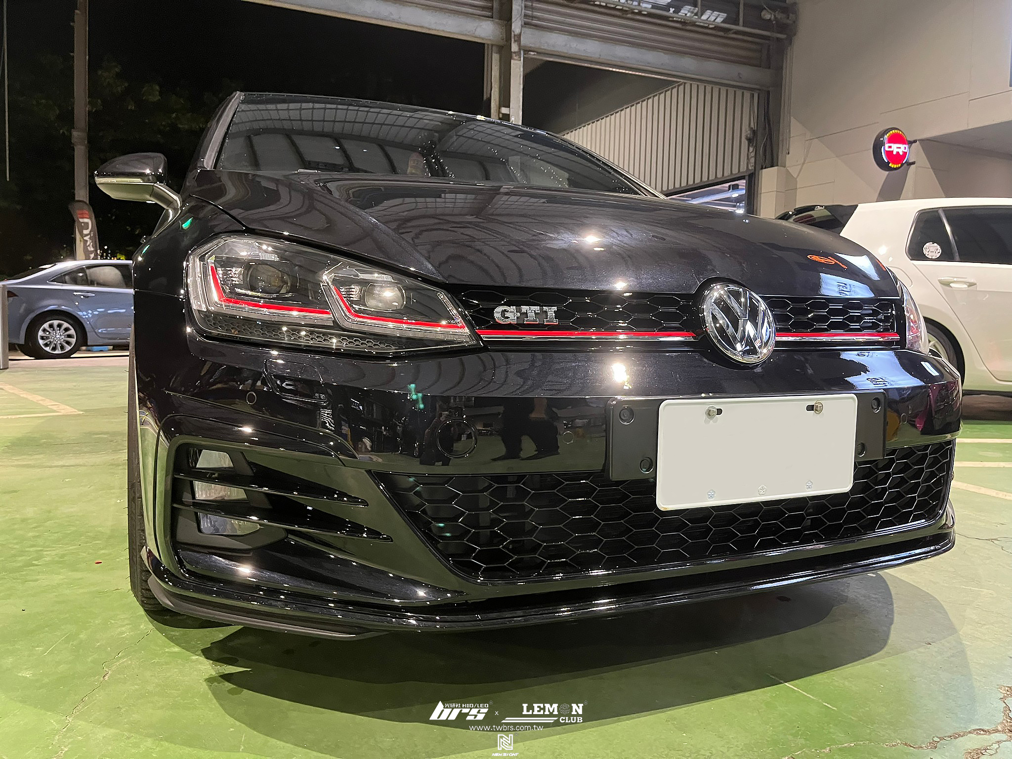 Volkswagen Golf 7 GTI 安裝 7改7.5 GTI 前保桿+7改7.5紅線魚眼大燈總成+大燈HIGHLIGHT SE款(一般款) 6000K LED