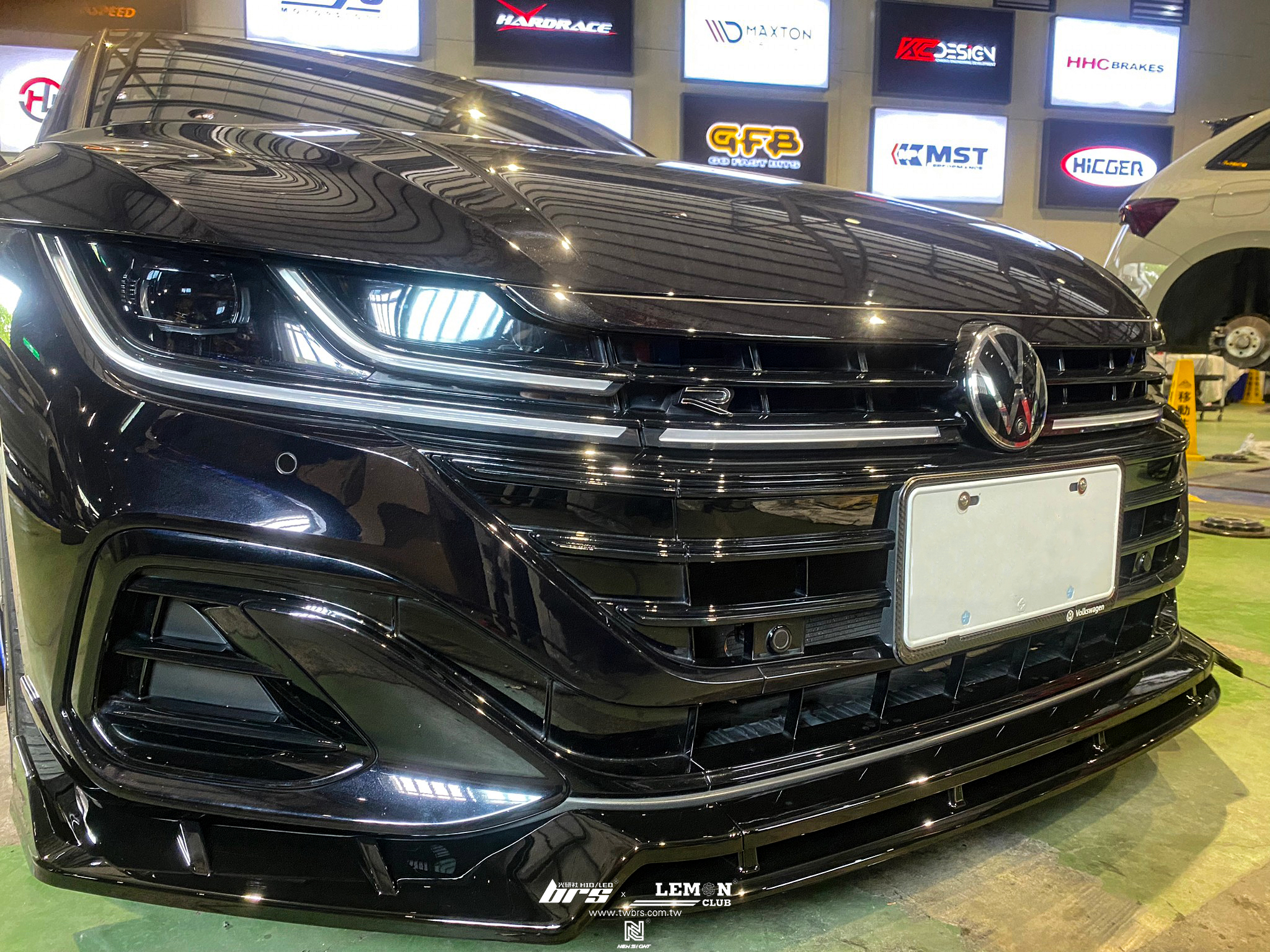 Volkswagen Arteon 安裝 R-Line 21年式四件式前下巴