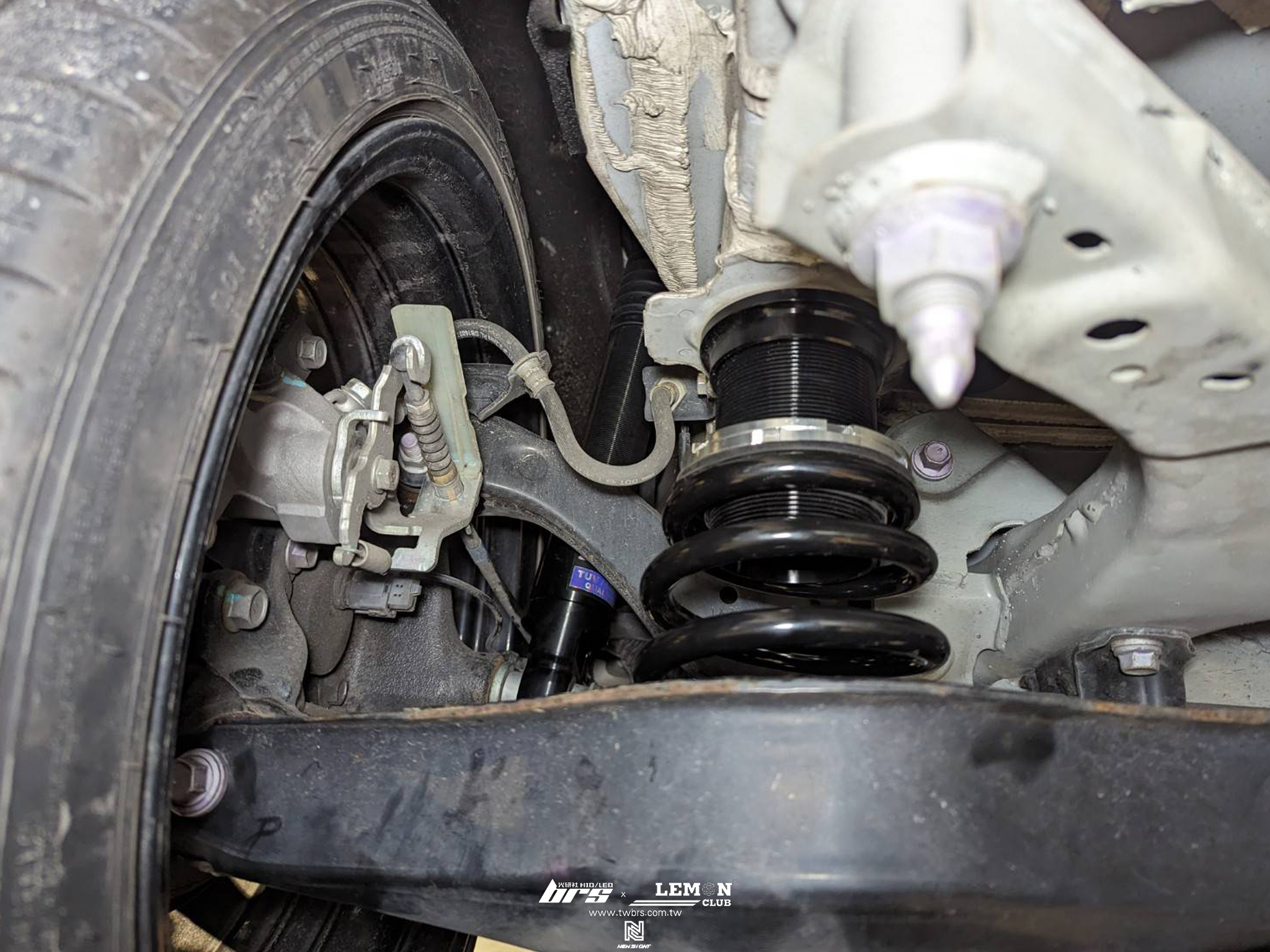 Toyota Corolla Altis 安裝 D2道路版高低軟硬桶身可調避震器+HUNTER 3D電腦前輪定位