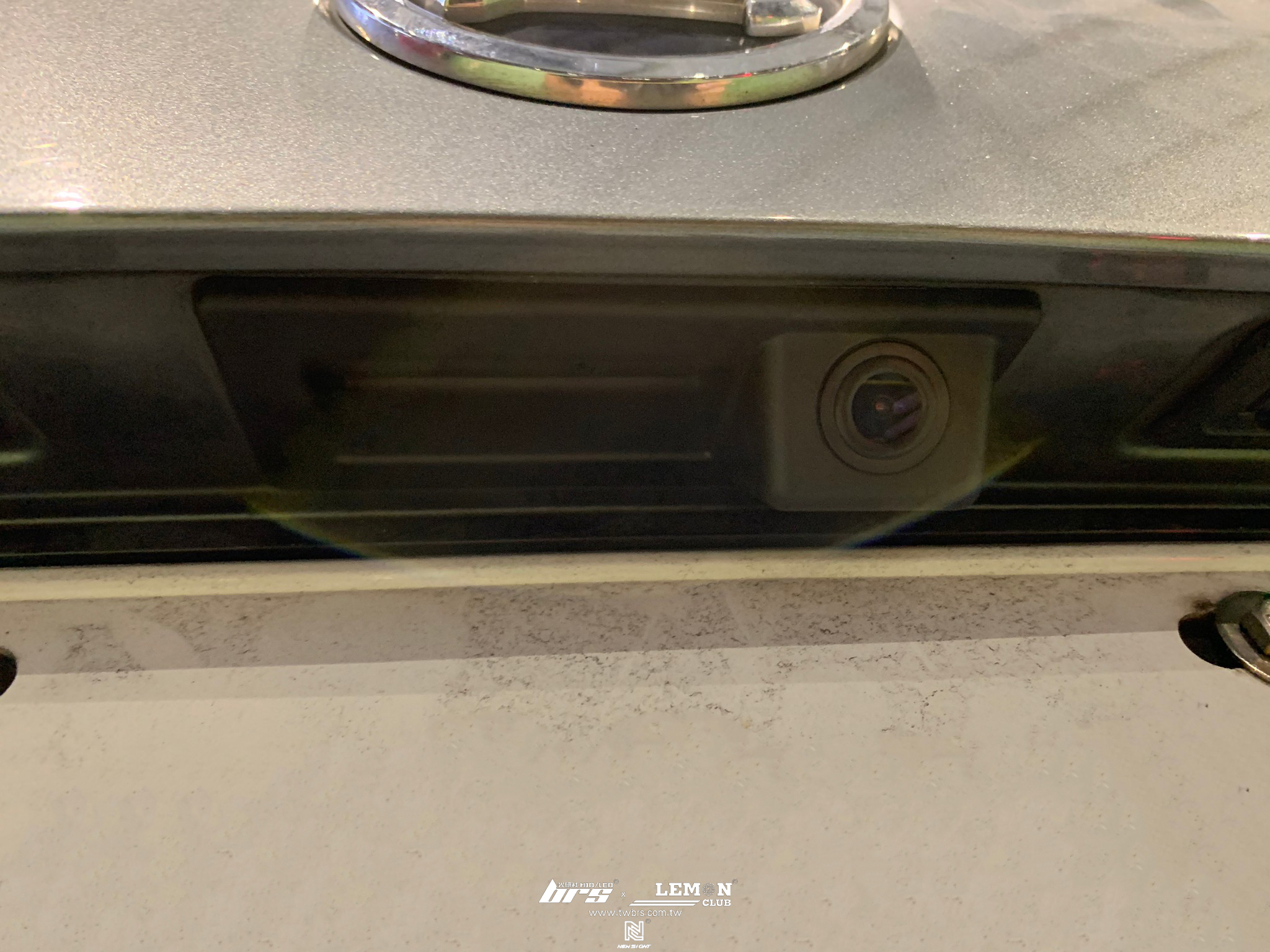 Skoda Superb 安裝 把手式倒車顯影鏡頭-軌跡板