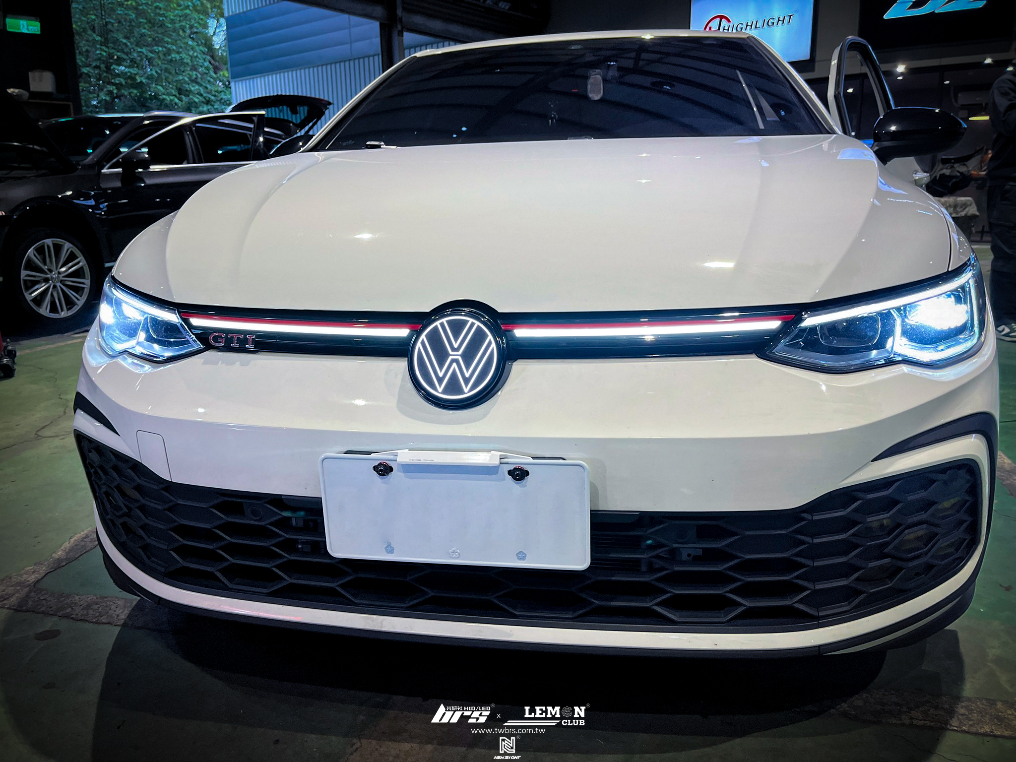 Volkswagen Golf 8 GTI 安裝 發光廠徽