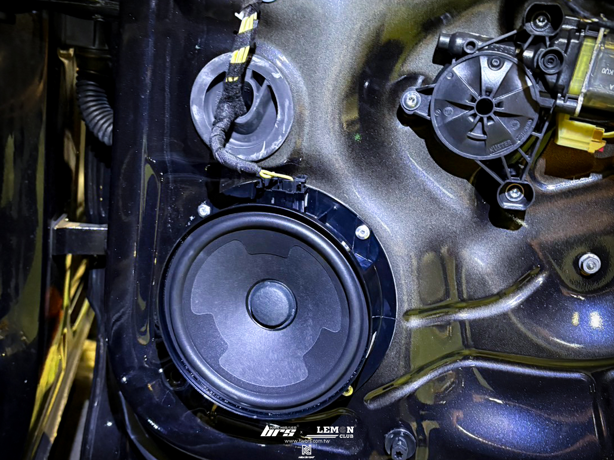 Volkswagen New Tiguan 安裝 原廠專用重低音喇叭