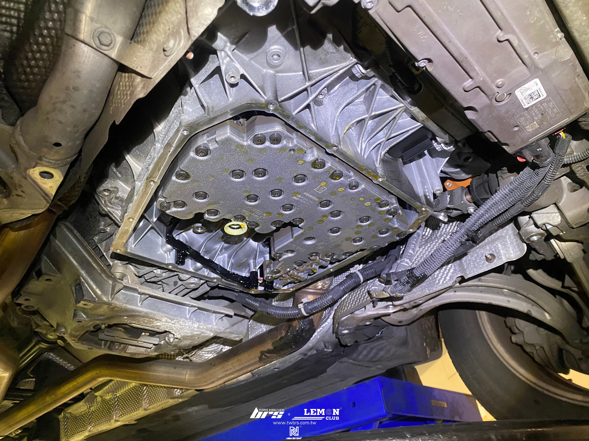 Porsche Macan S 保養(德國Rheinol萊茵機油0W20+原廠機油芯+原廠洩油螺絲+原廠洩油螺絲墊片+原廠變速箱油+變速箱濾芯+變速箱濾芯墊圈+變速箱濾網+變速箱墊片+前差油+後差油+