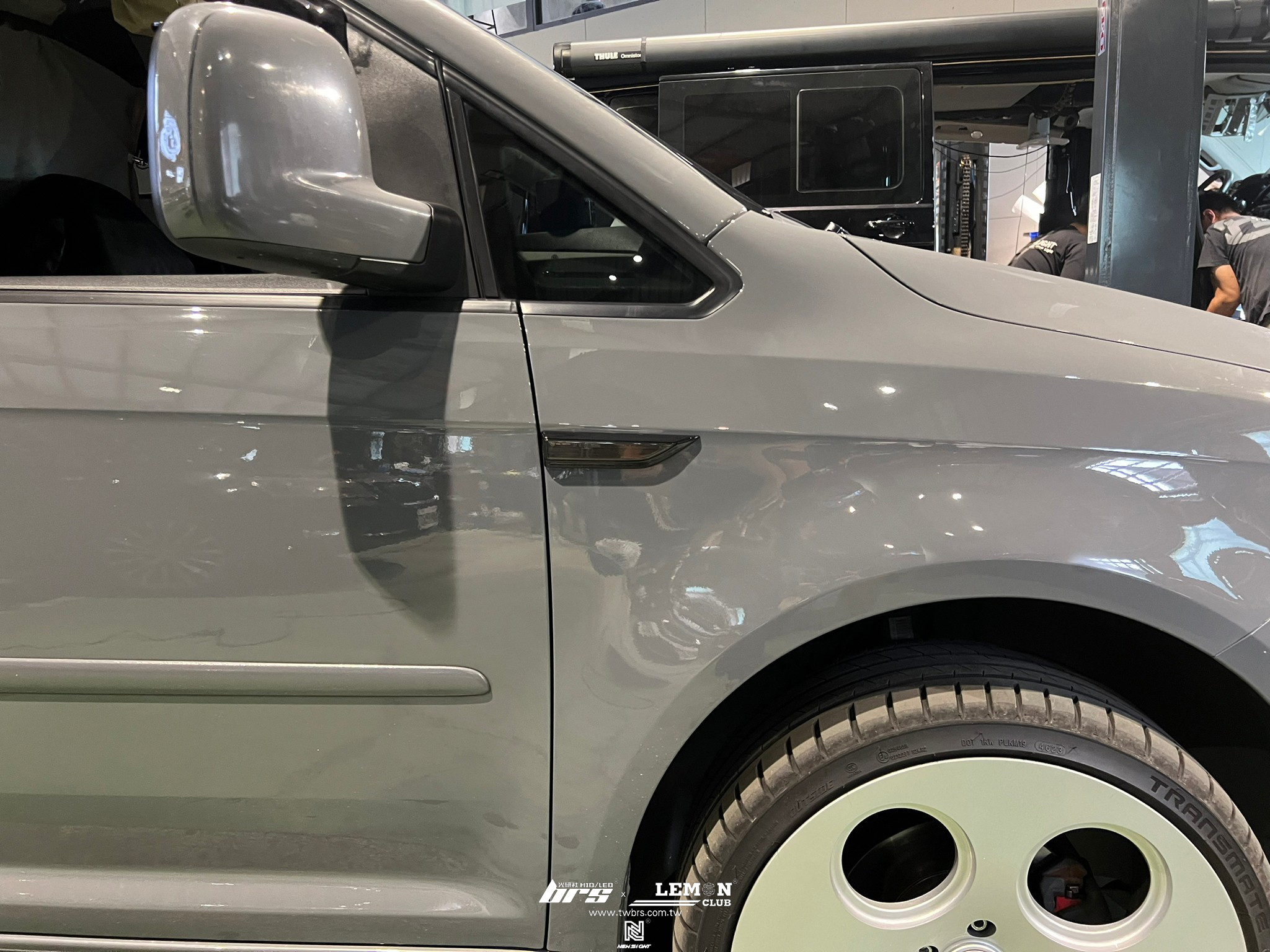 Volkswagen Caddy 安裝 葉子板燻黑流水方向燈