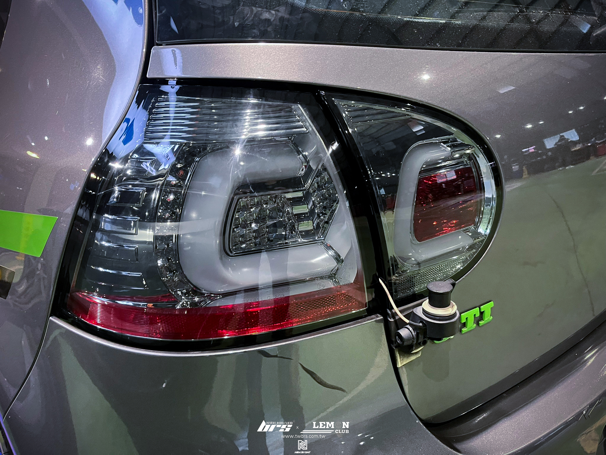 Volkswagen Golf 5 安裝 C型導光LED尾燈