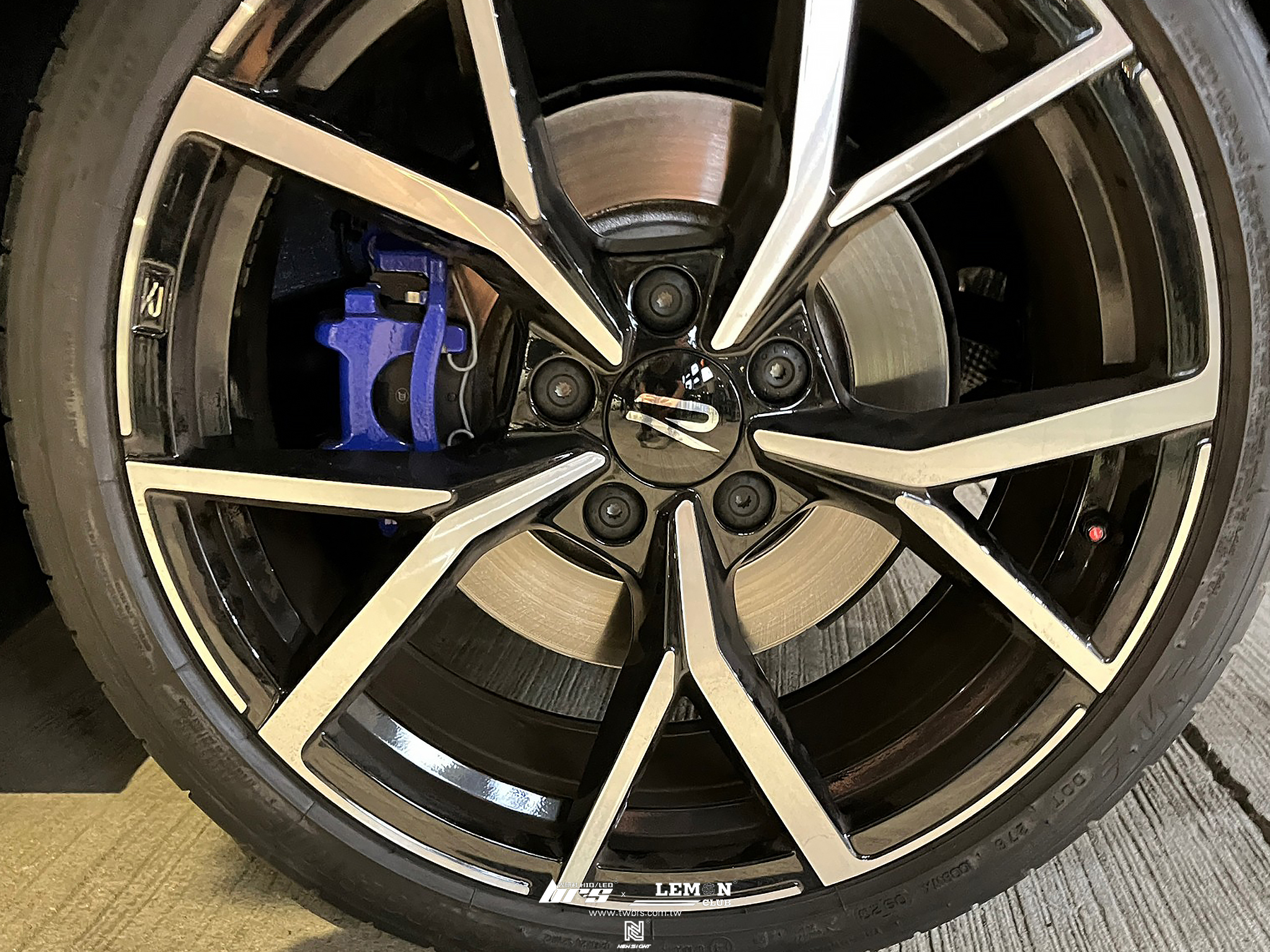 Volkswagen Golf 8 安裝 原廠直接式胎壓(二代胎壓)+ORO金屬氣嘴(黑色)