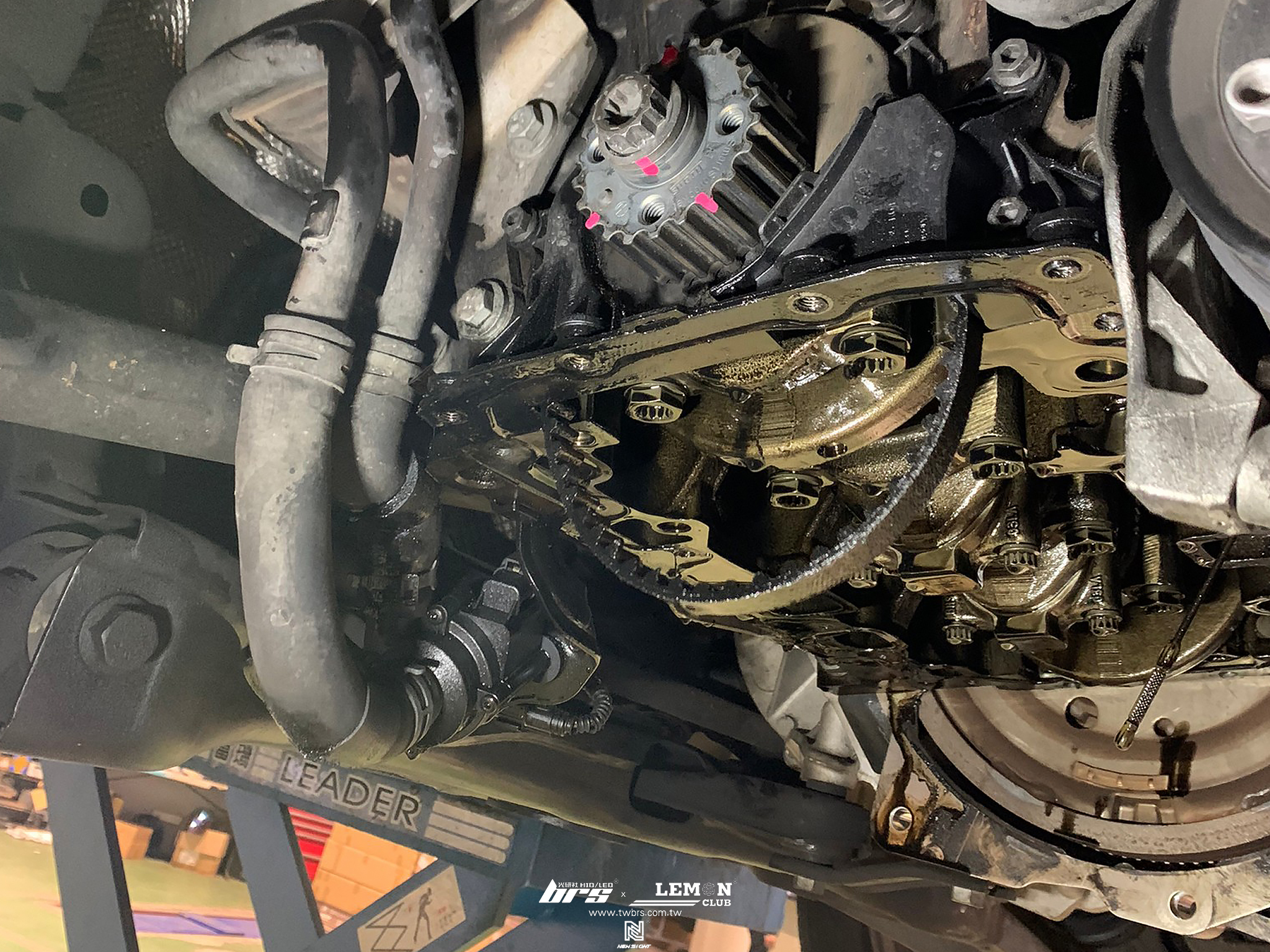 Skoda Octavia 保養 噴油嘴回油管更換+噴油嘴墊圈更換+正時皮帶更換+機油泵浦皮帶更換+前曲軸油封更換+鳥蓋墊片更換