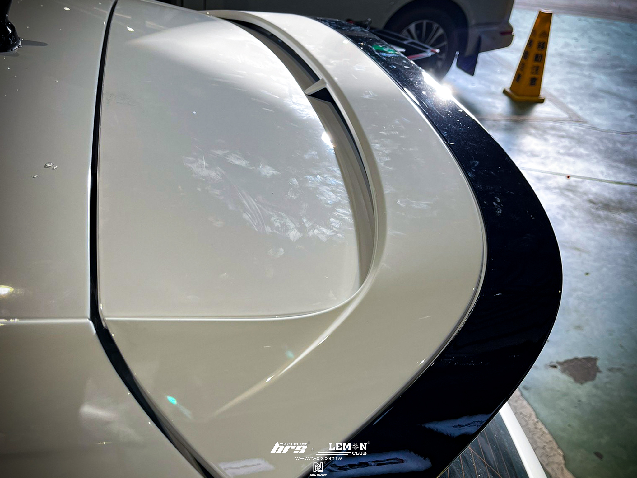 Volkswagen Golf 8 R 安裝 CS尾翼