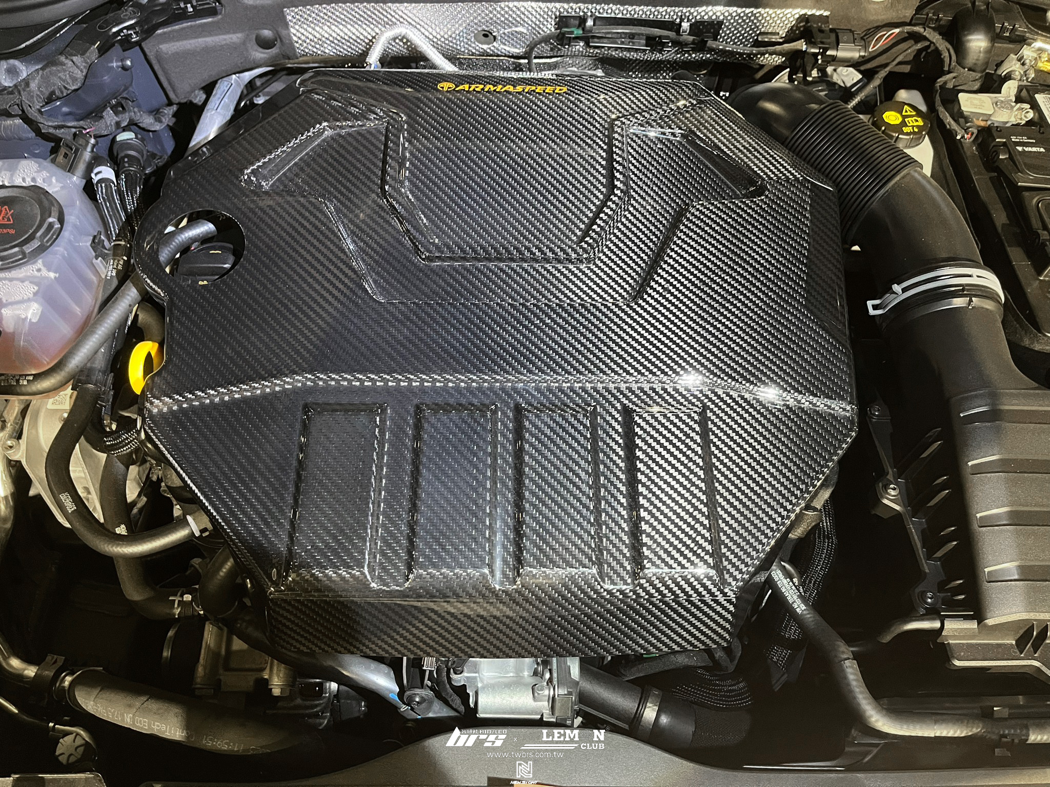 Volkswagen Arteon 安裝 ARMASPEED碳纖維引擎飾蓋