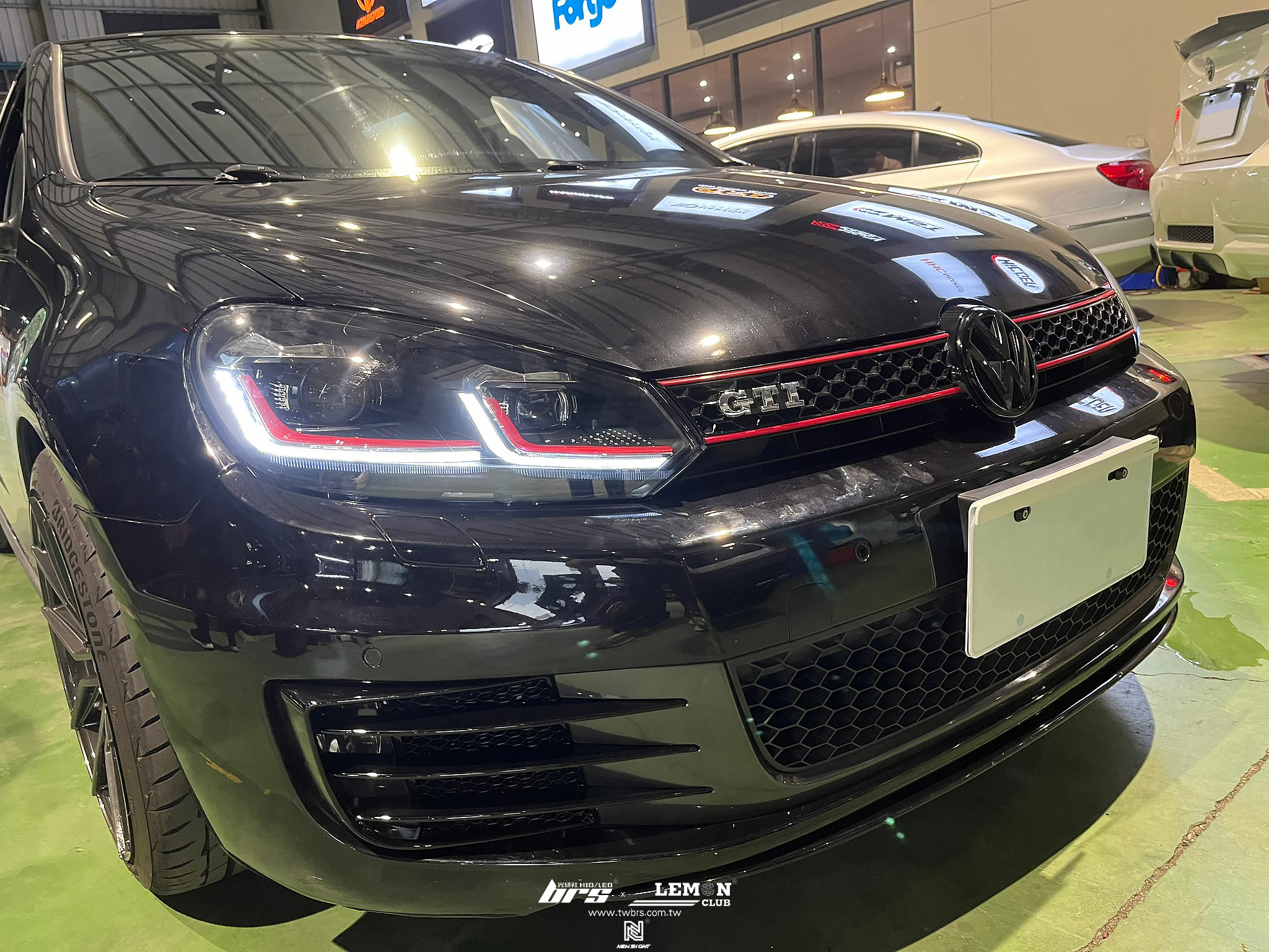 Volkswagen Golf 6 安裝 6改7.5紅線魚眼大燈總成+大燈35W 6500K HID