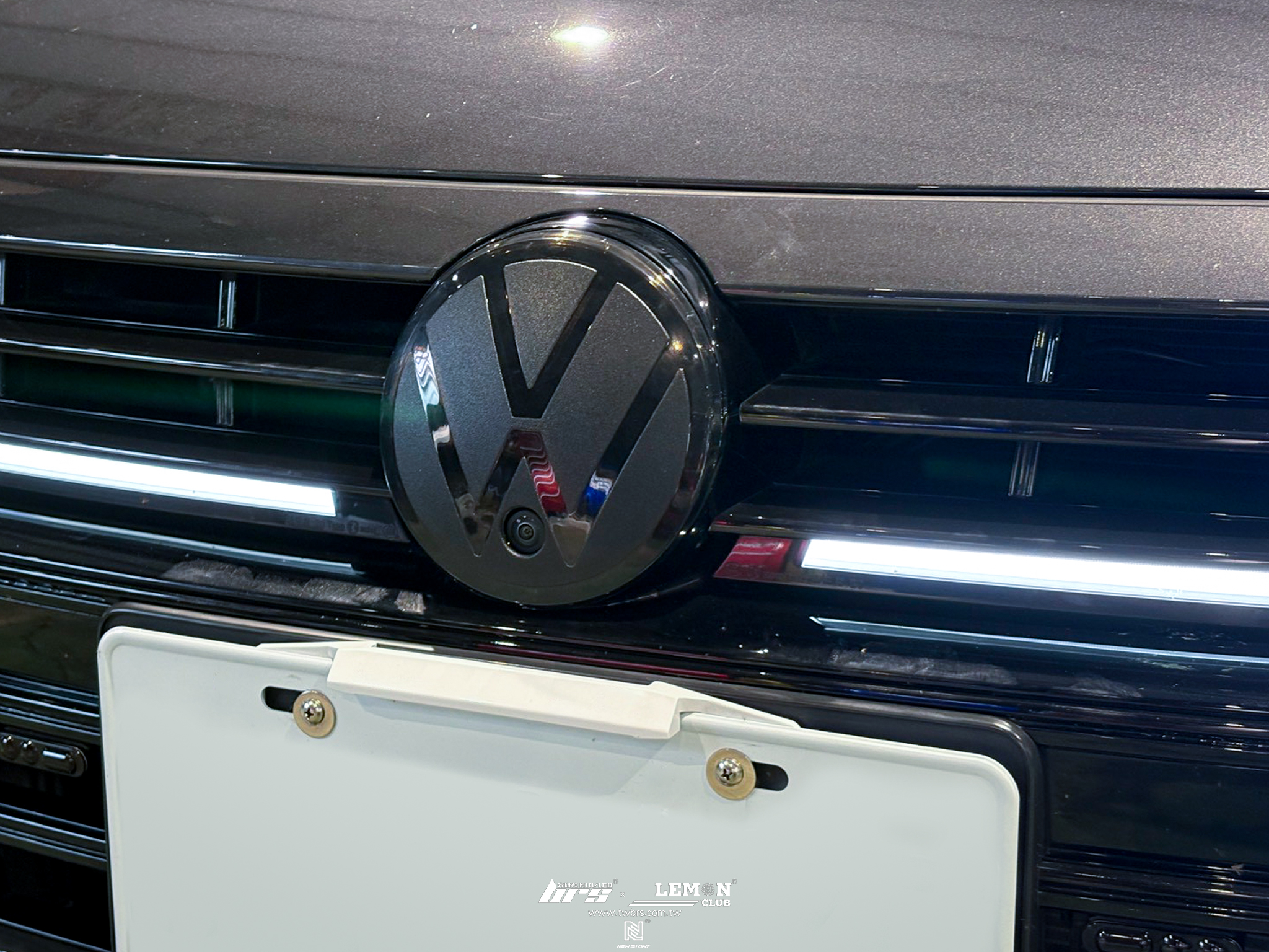 Volkswagen Arteon R-Line 安裝 副廠21年式四件式前下巴+前鏡頭半透明廠徽+MAXTON Design標