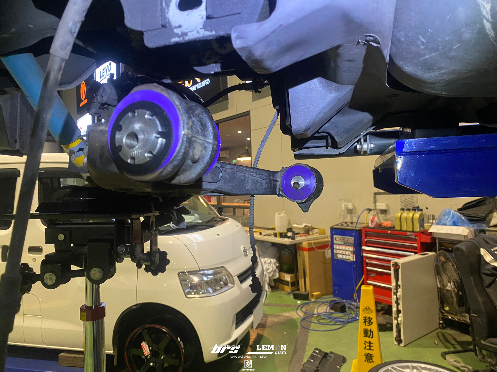 Volkswagen T5 安裝 英國POWERFLEX 後三角架襯套(內部) PFR85-1310G+英國POWERFLEX 後三角架襯套(外部) PFR85-1310G