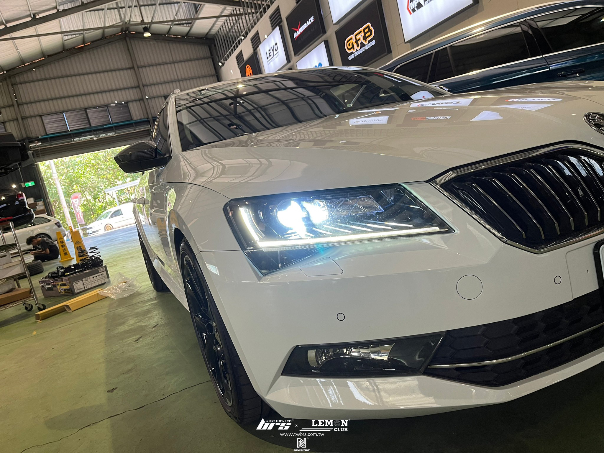 Skoda Superb 安裝 大燈HIGHLIGHT SS款(高階款) 6500K LED