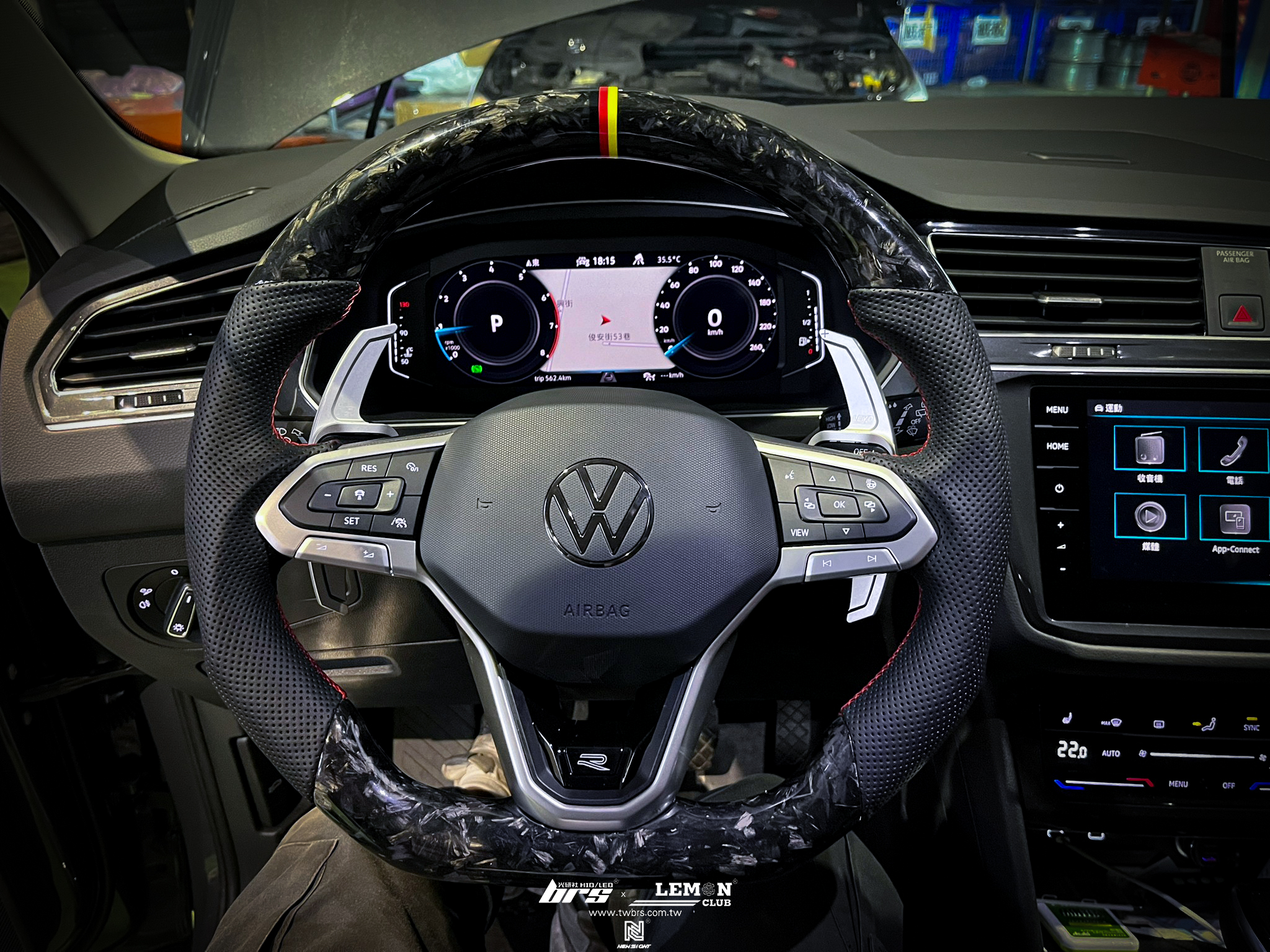 Volkswagen New Tiguan 安裝 鍛造碳纖維方向盤-三色正標+Leyo換檔撥片+VAG方向盤版離手晶片