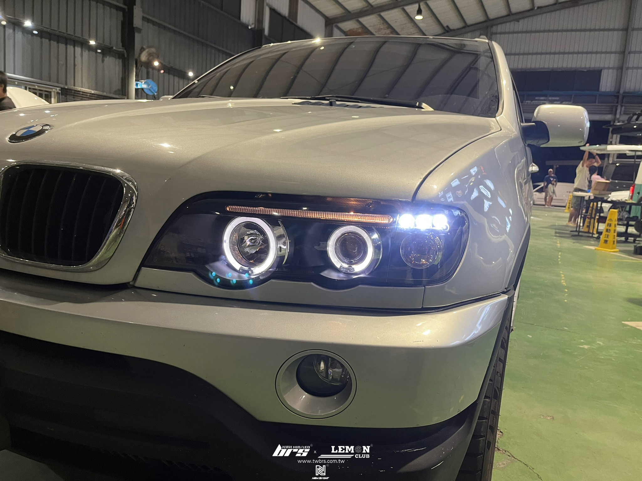 BMW X5 安裝 黑底款魚眼大燈總成+大燈HIGHLIGHT SS款(高階款) 6500K LED