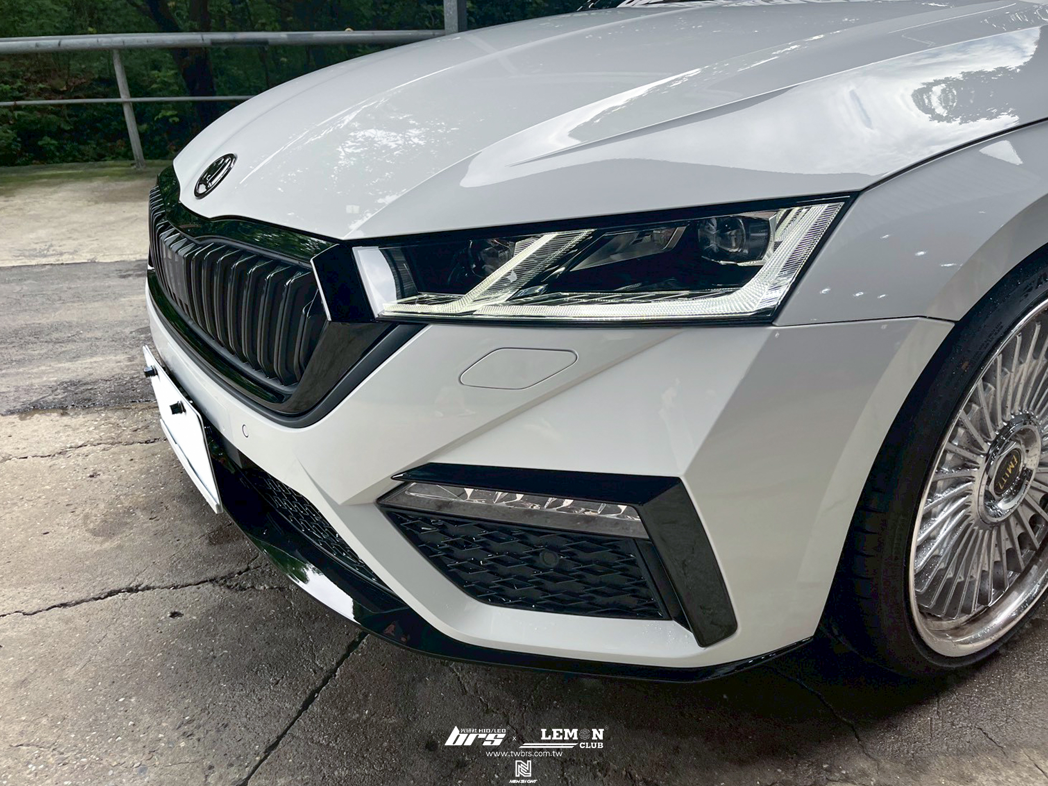 Skoda Octavia 安裝 副廠RS前保桿