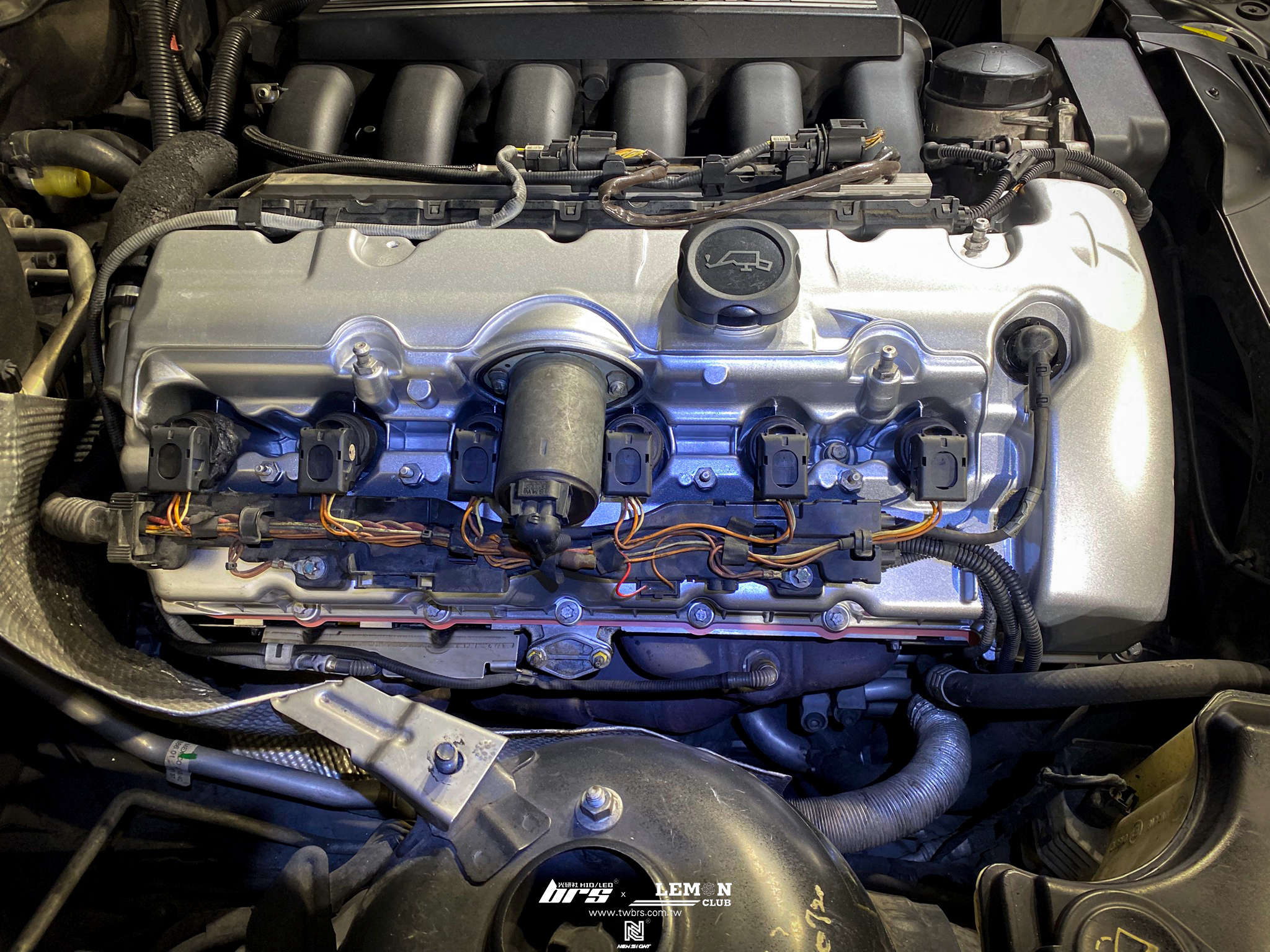 BMW E85 Z4 安裝 副廠汽門室蓋總成更換+副廠偏心凸輪軸傳感器-9PIN插頭更換+正廠汽門室蓋墊片+螺絲更換