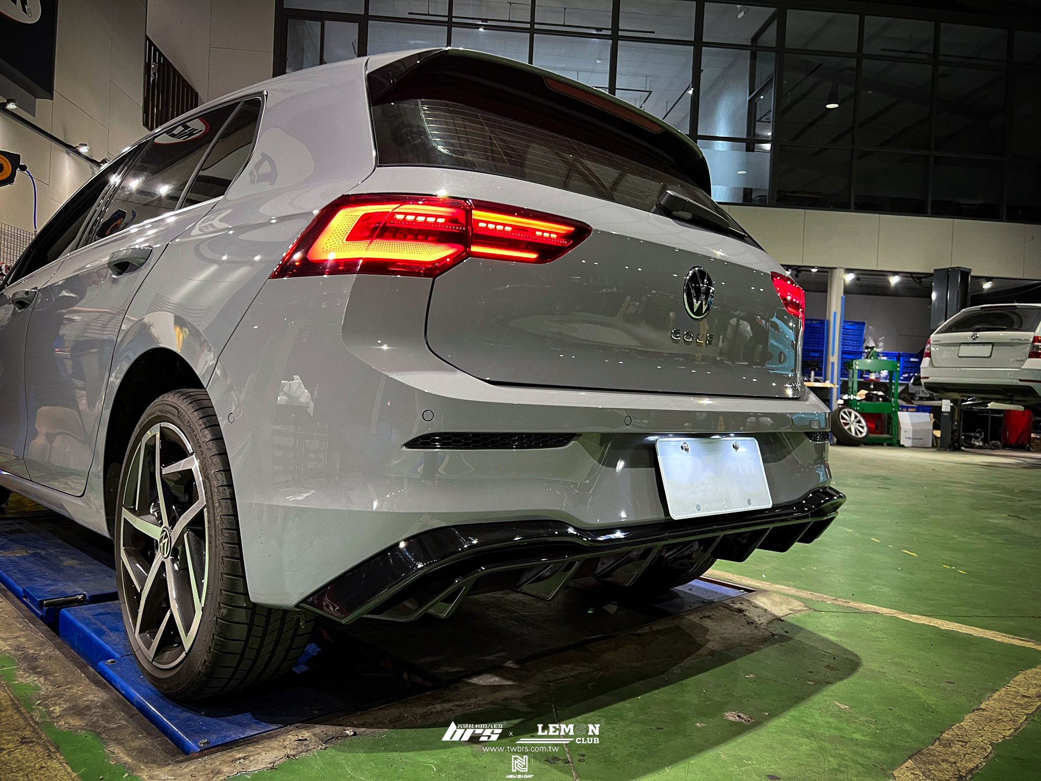 Volkswagen Golf 8 安裝 類MAX前下巴+類MAX無孔後下巴+前保桿夜色套件-七件式