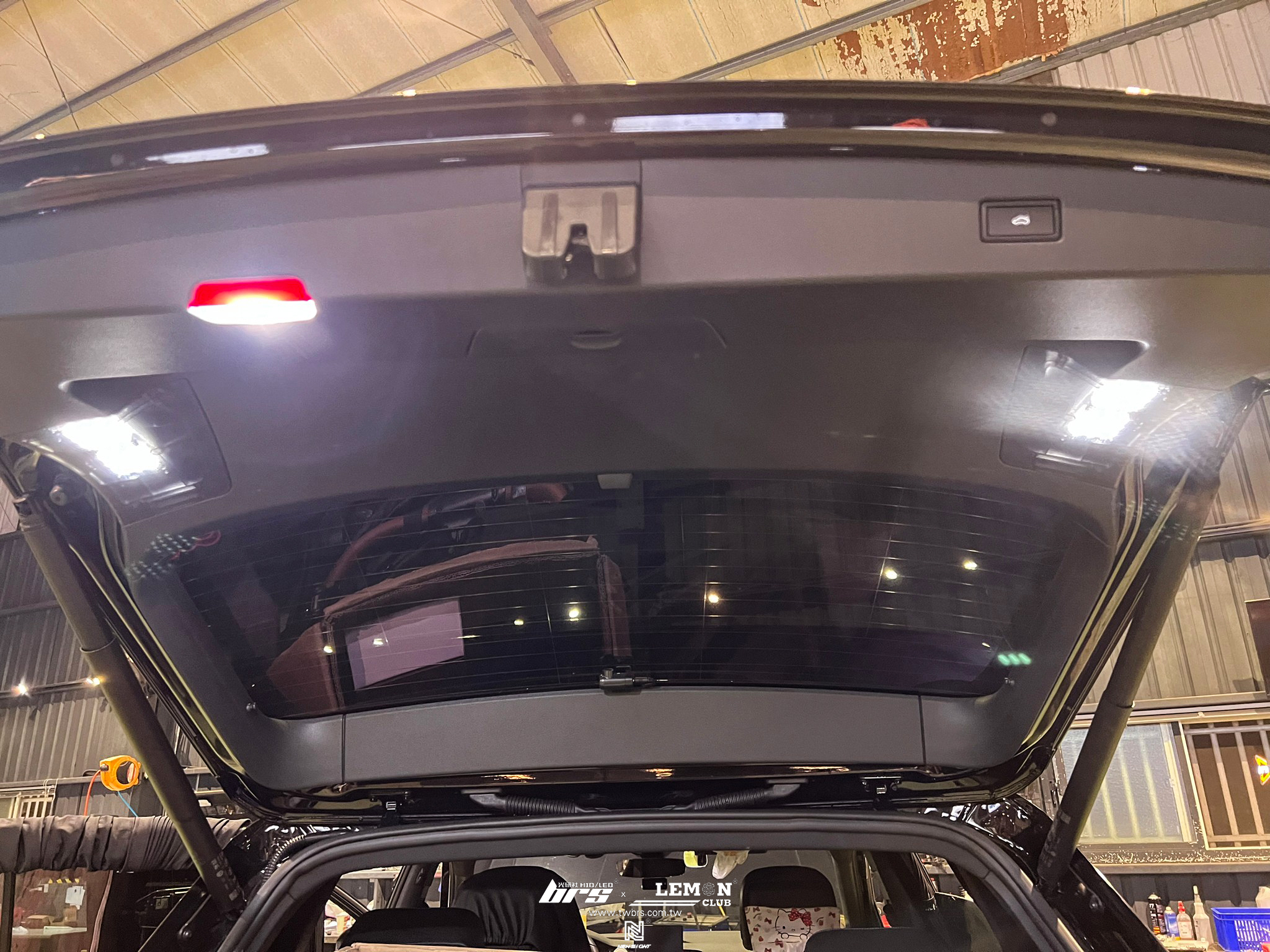 Volkswagen New Tiguan 安裝 MQB電子兒童安全鎖+後門免鑰匙開關+後視鏡流水方向燈+尾門燈+門邊燈+後車門警示照明燈