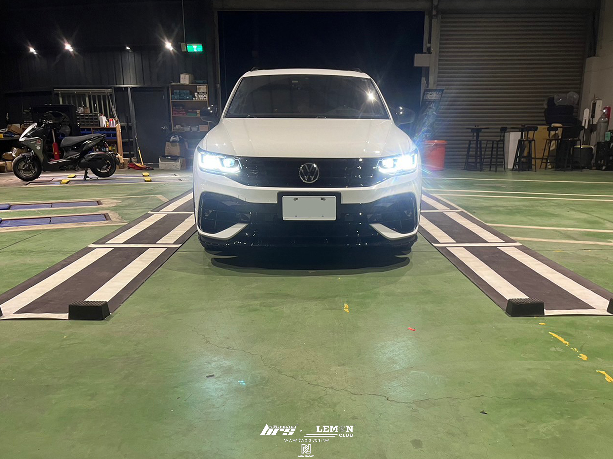Volkswagen New Tiguan 安裝 21年式R前保桿+原廠21年式高階大燈+亮黑水箱罩+原廠葉子板側標+環景校正