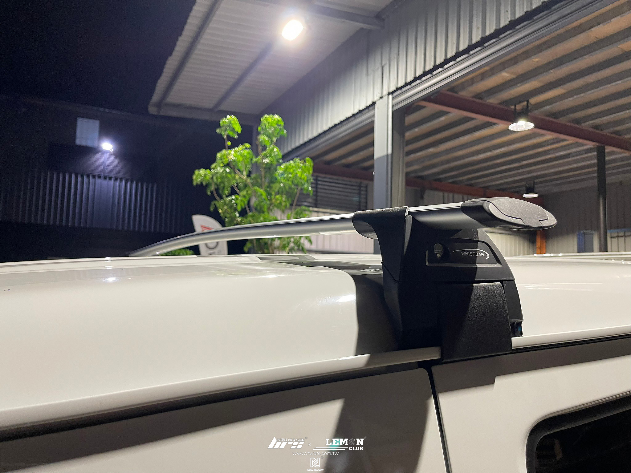 Toyota Town Ace 安裝 WHISPBAR S18 車頂橫桿