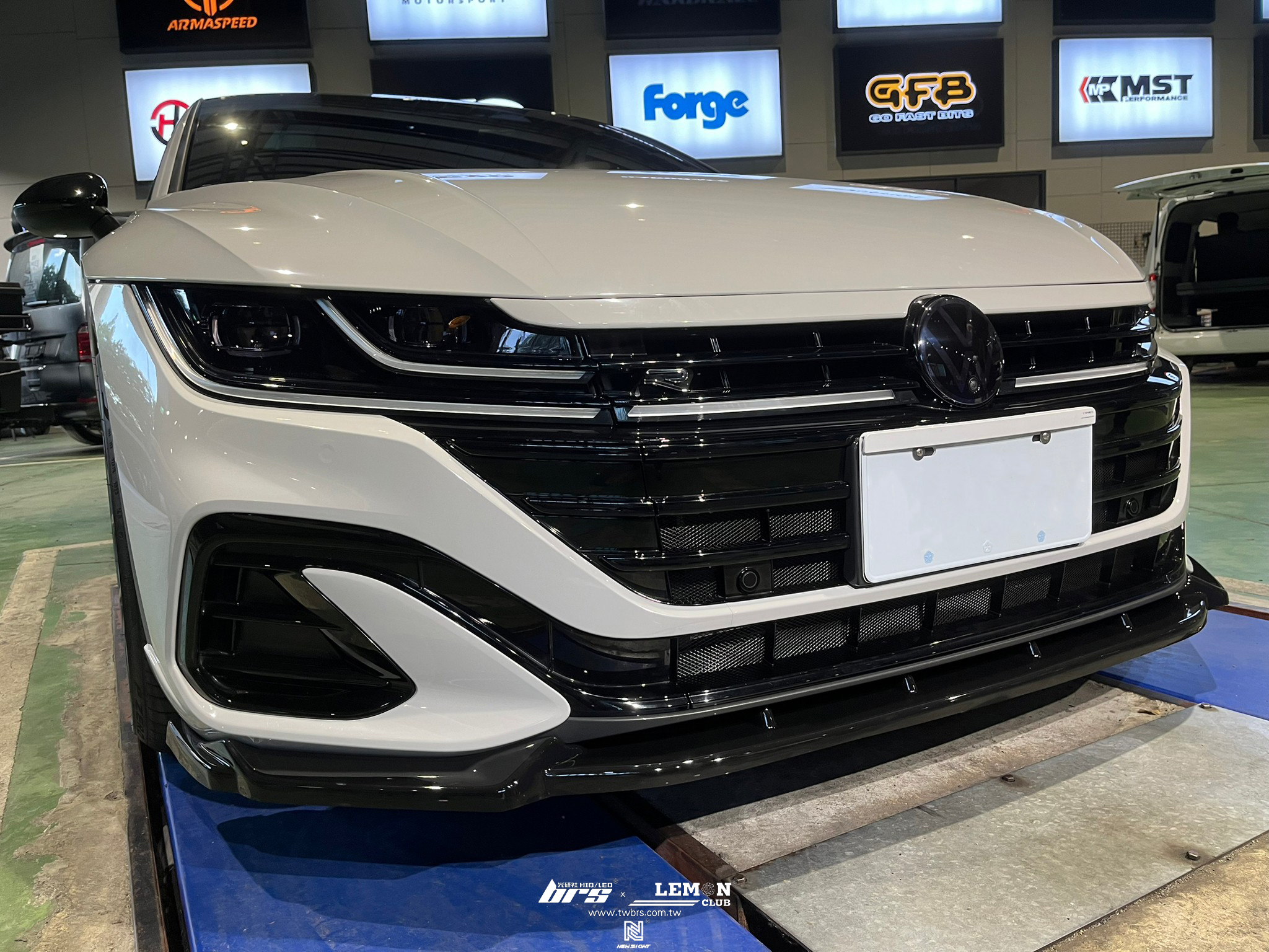 Volkswagen Arteon 安裝 Forge洩壓閥+Forge進氣套件+類Max後下擾流+類MAX前下巴+類MAX側裙+類MAX後下包角+跳石網