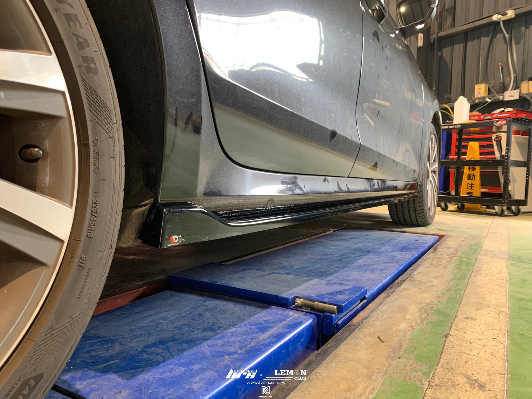 Skoda Octavia MK4 安裝 MAXTON側裙