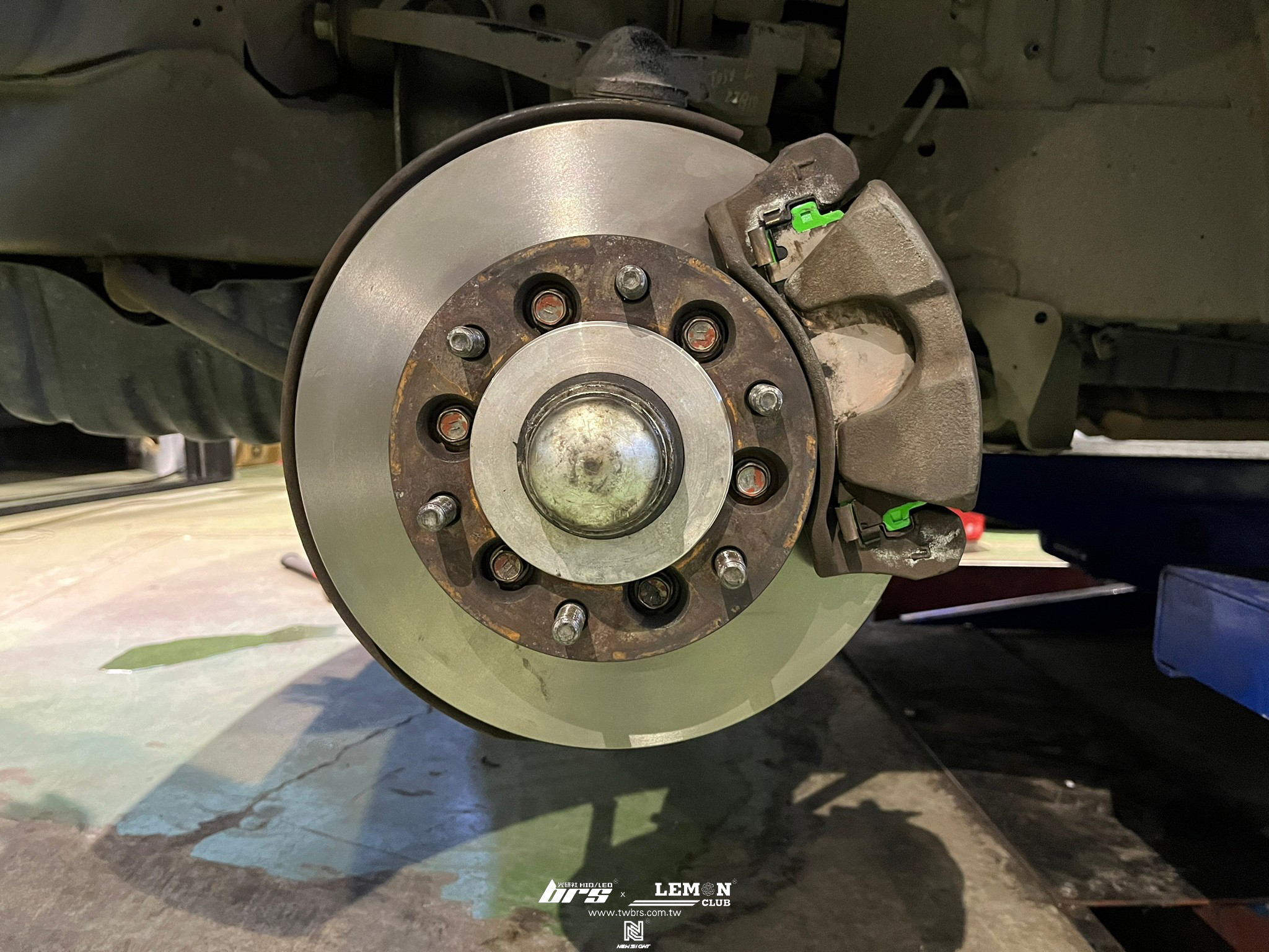 Toyota Hiace Solemio 安裝 前Brembo前碟盤+HiCGER前來令片+後鼓煞來令片