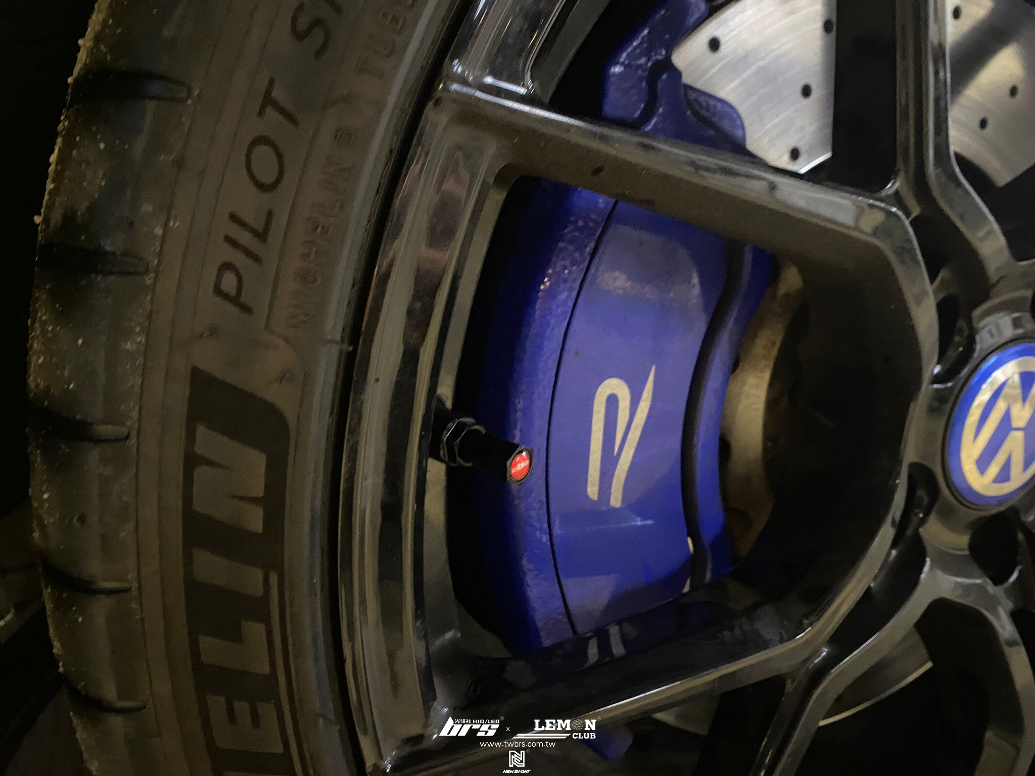 Volkswagen Golf 8 Variant R 安裝 原廠直接式胎壓系統搭配ORO金屬黑氣嘴