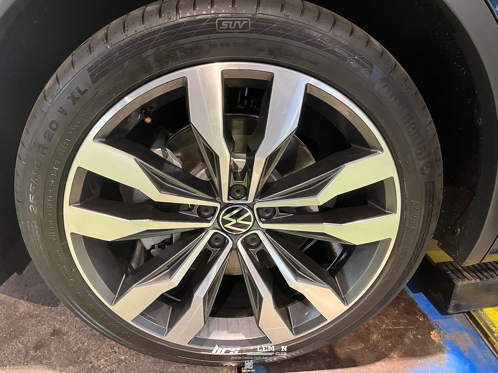 Volkswagen New Tiguan 安裝 原廠直接式胎壓(二代胎壓)+ORO金屬氣嘴(黑色)