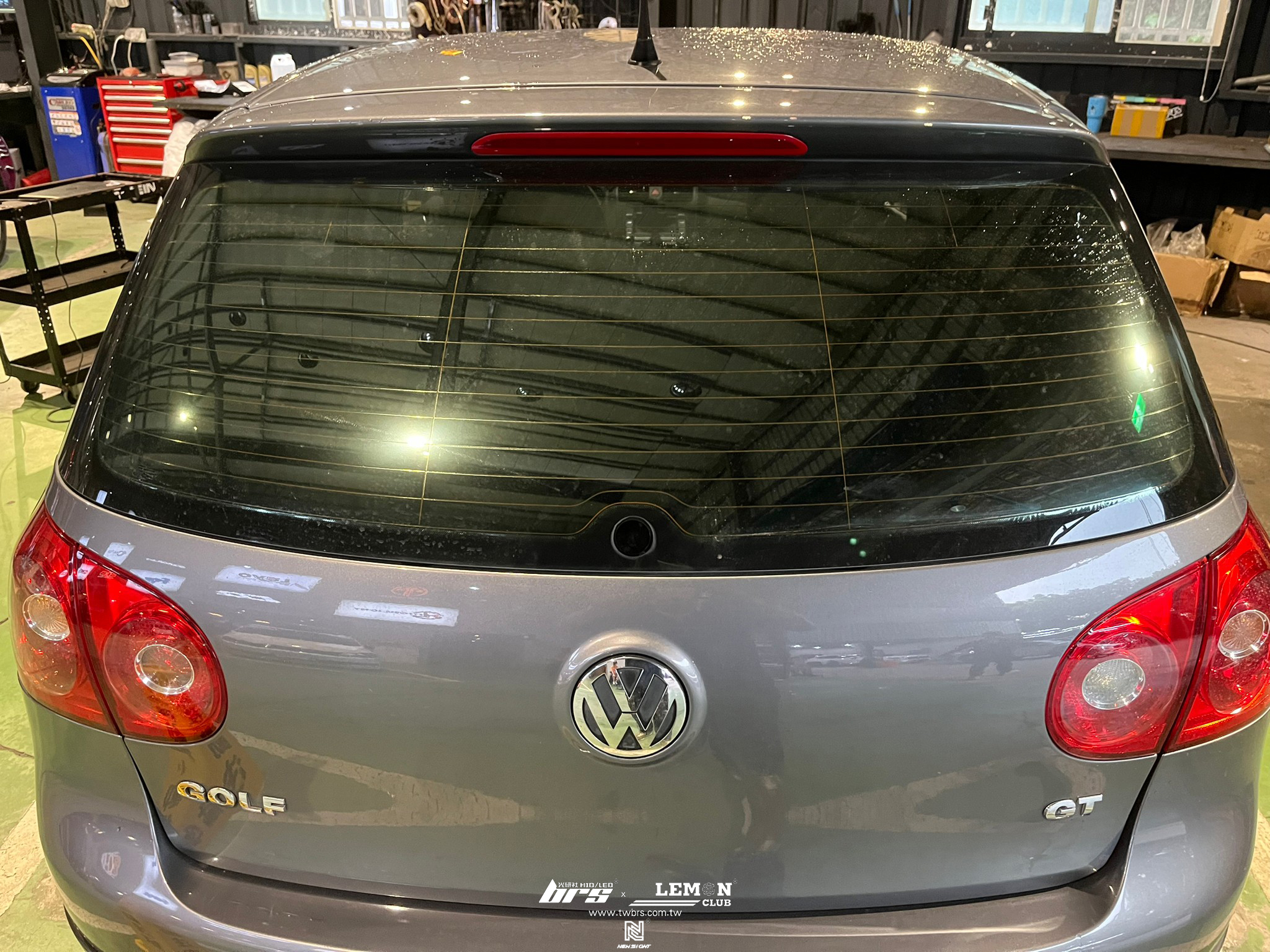 Volkswagen Golf 5 安裝 Leyo後雨刷移除塞