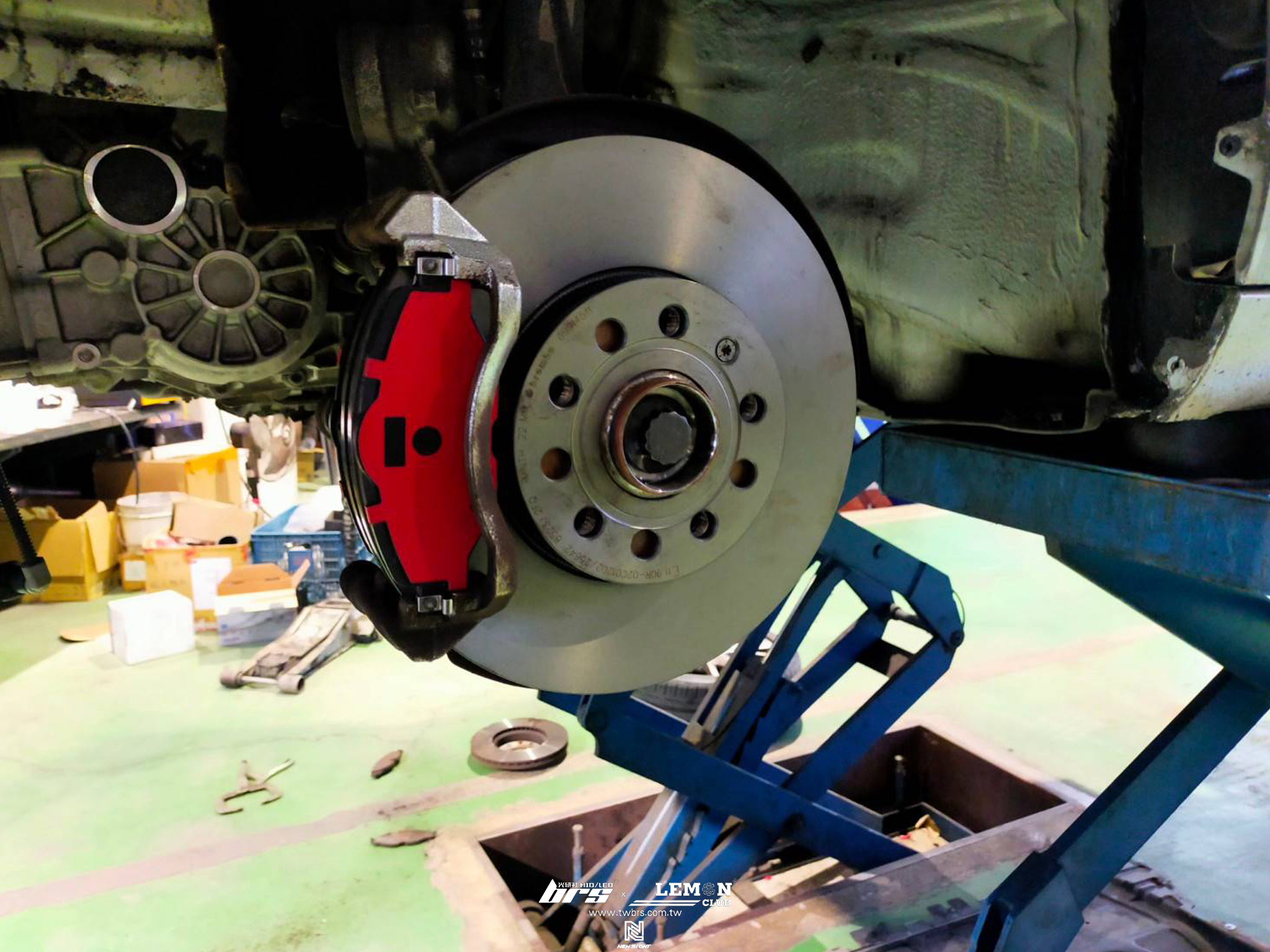 Skoda Octavia 保養(FEBI變速箱腳更換+雨刷噴水桶)+前Brembo288x25平盤+前Brembo來令片(紅皮)