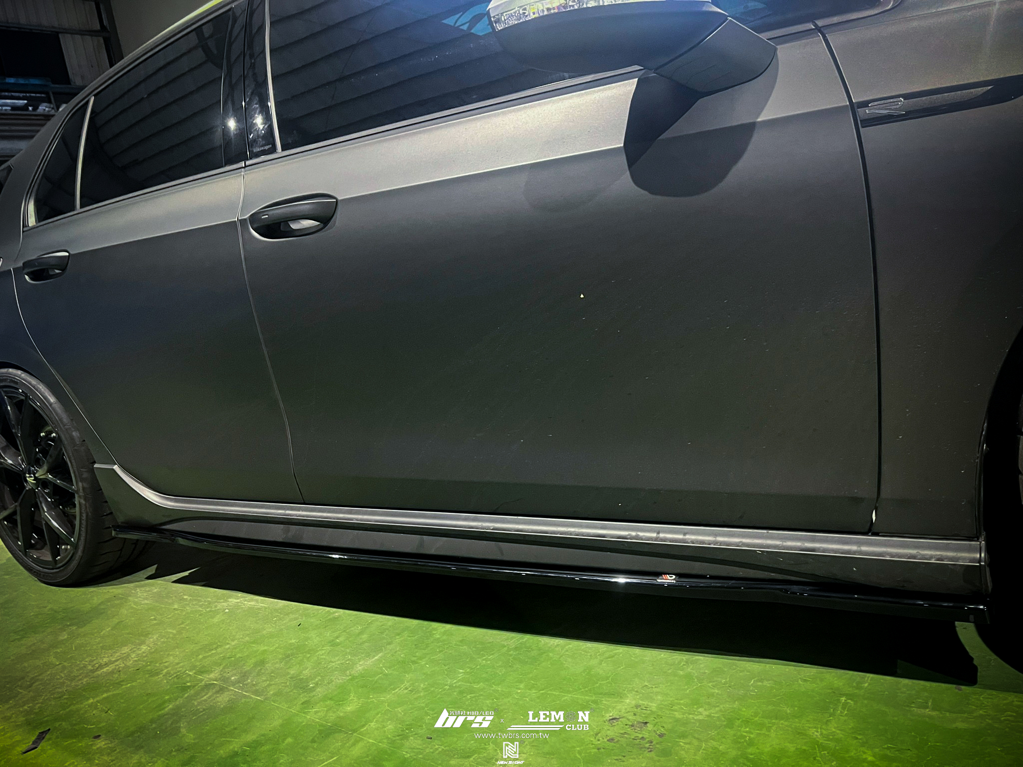 Volkswagen Golf 8 R 安裝 MAXTON側裙