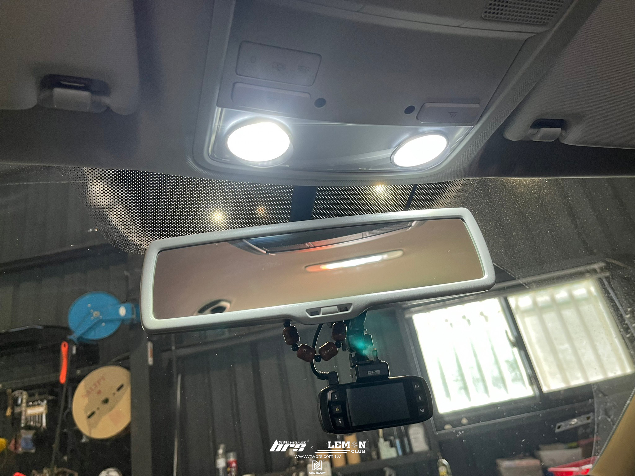 Volkswagen Passat B7 安裝 T10-3030-9晶LED燈泡+LED後車箱燈+後視鏡照地燈